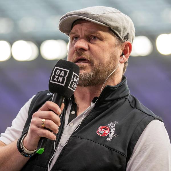 Steffen Baumgart spricht am DAZN-Mikrofon.