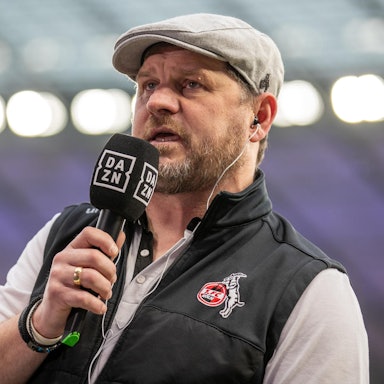 Steffen Baumgart spricht am DAZN-Mikrofon.
