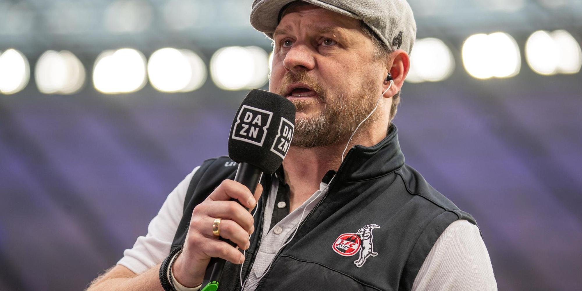 Steffen Baumgart mit DAZN-Mikrofon