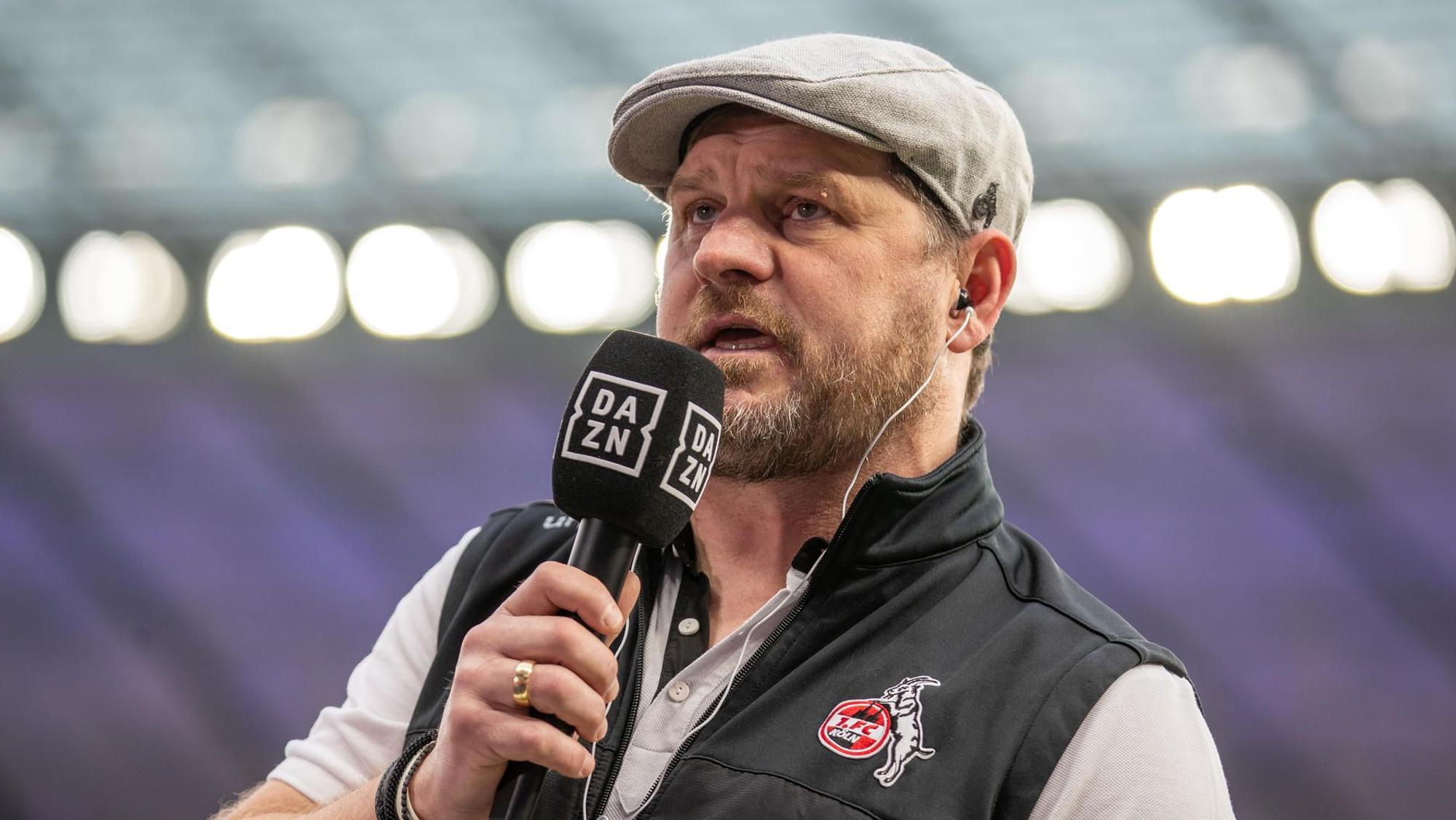 Steffen Baumgart spricht am DAZN-Mikrofon.