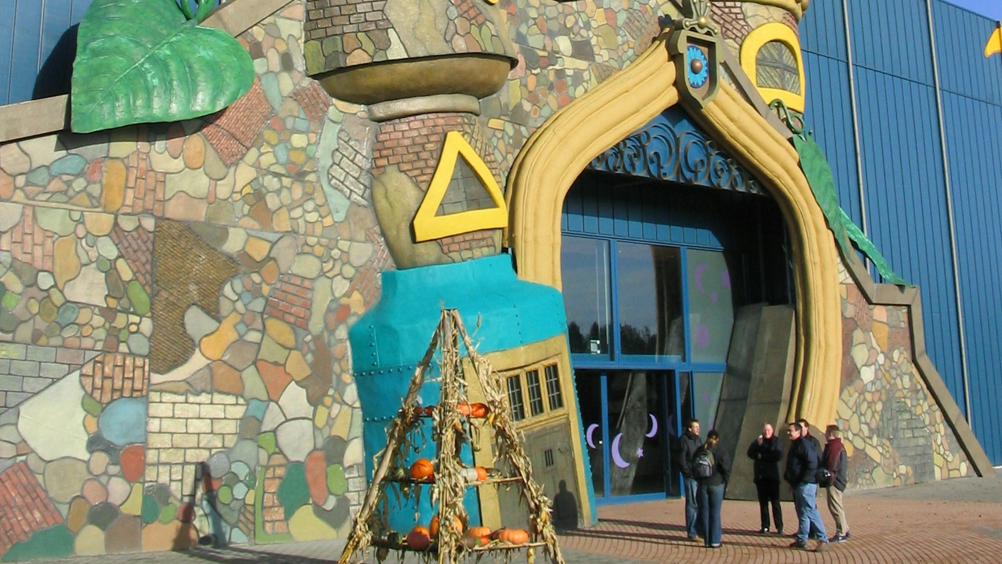 Vor dem Eingang des Toverland in Sevenum bei Venlo stehen Leute.