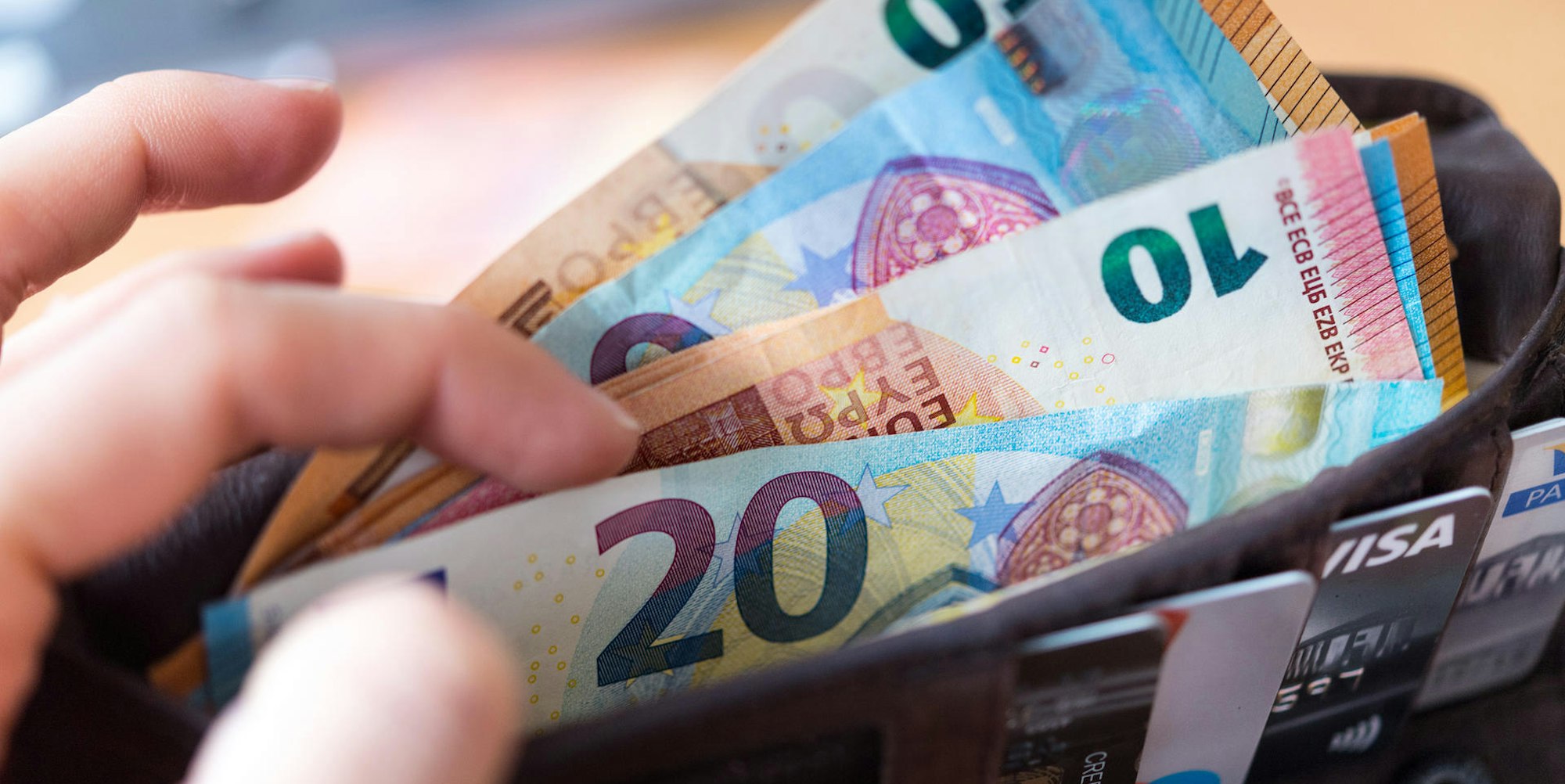 Geldbörse geöffnet mit Scheinen dpa