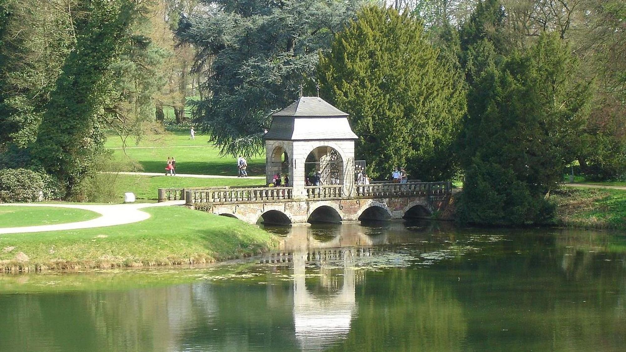 Schlosspark Dyck mit Brücke.