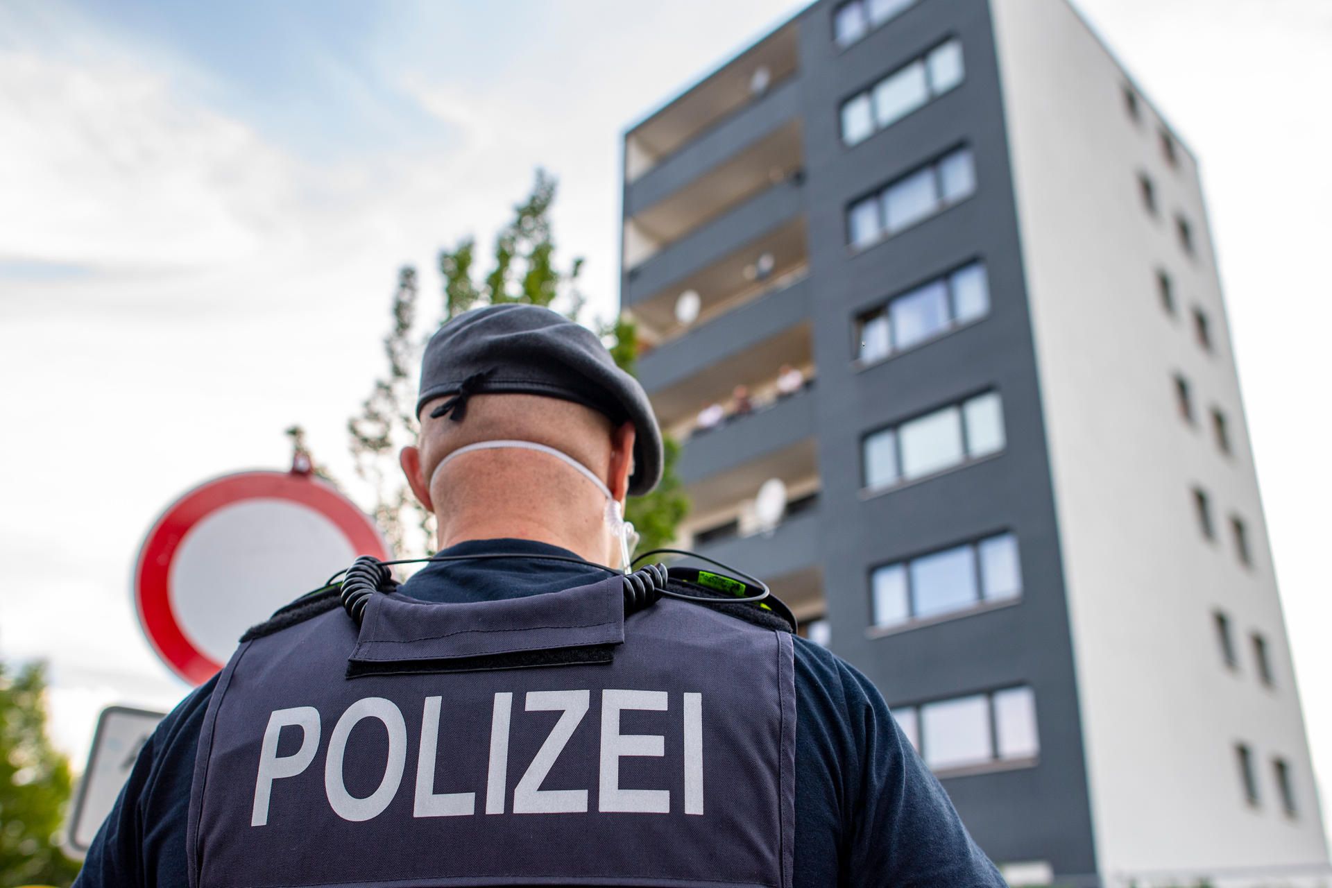 Polizist vor Hochhaus symbol