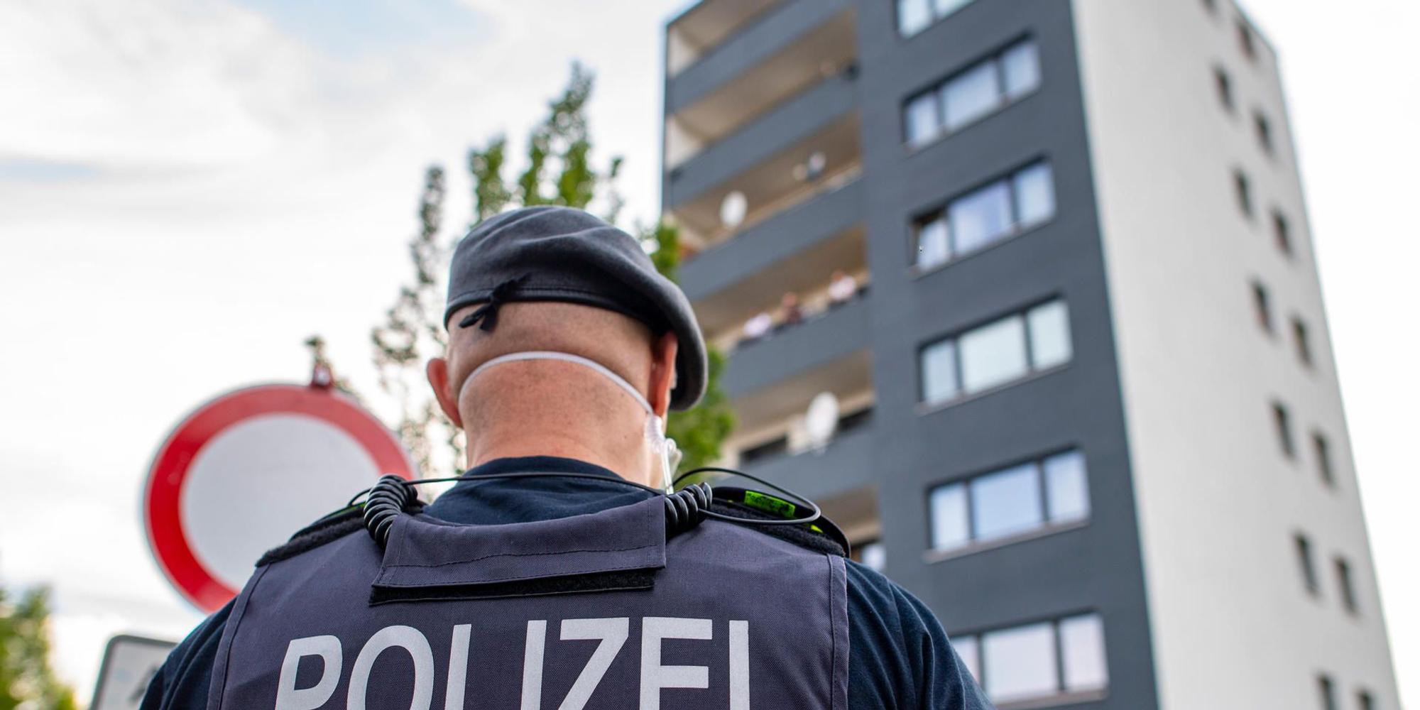 Polizist vor Hochhaus symbol