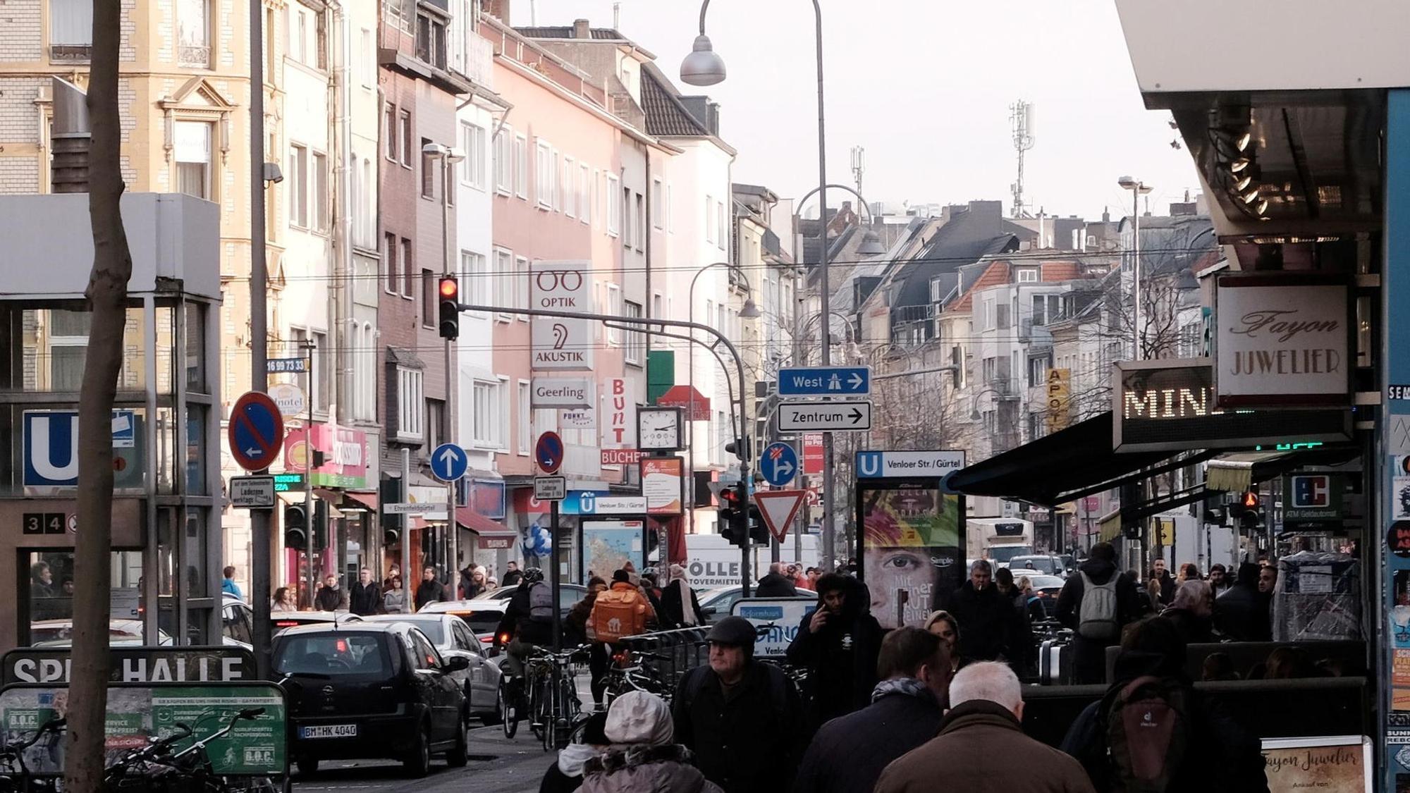 Straße mit Fußgängern und viel Verkehr