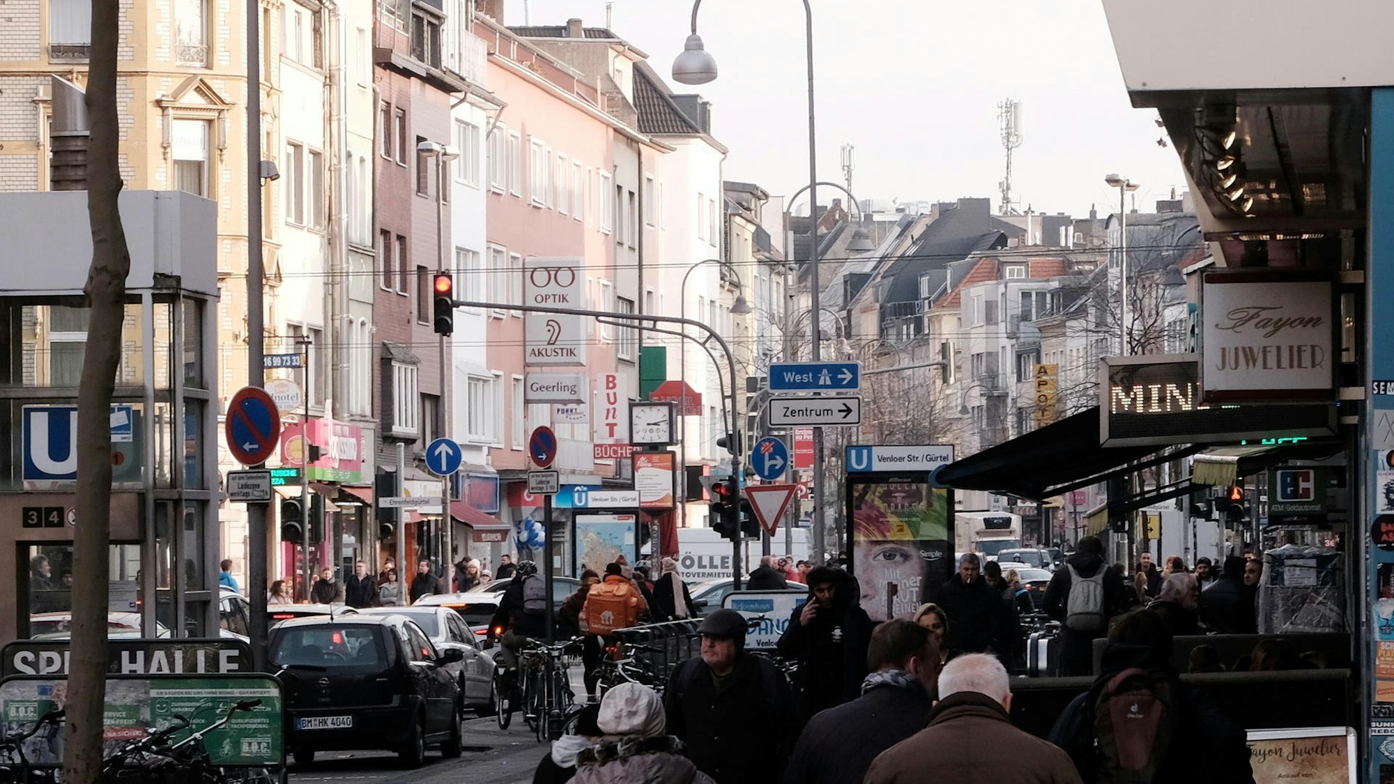 Straße mit Fußgängern und viel Verkehr