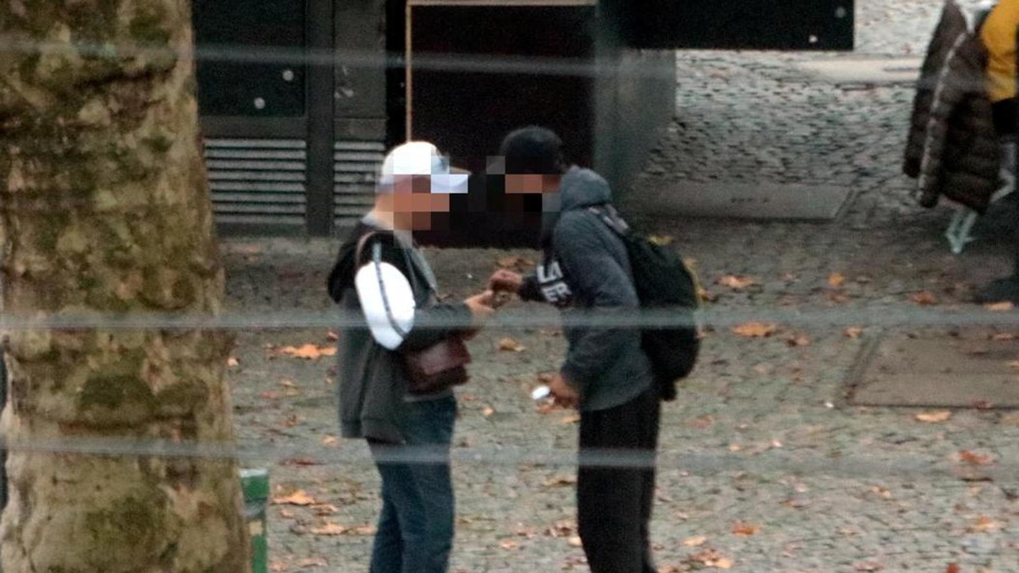 Nahezu öffentlich werden die Drogen am Neumarkt verkauft.
