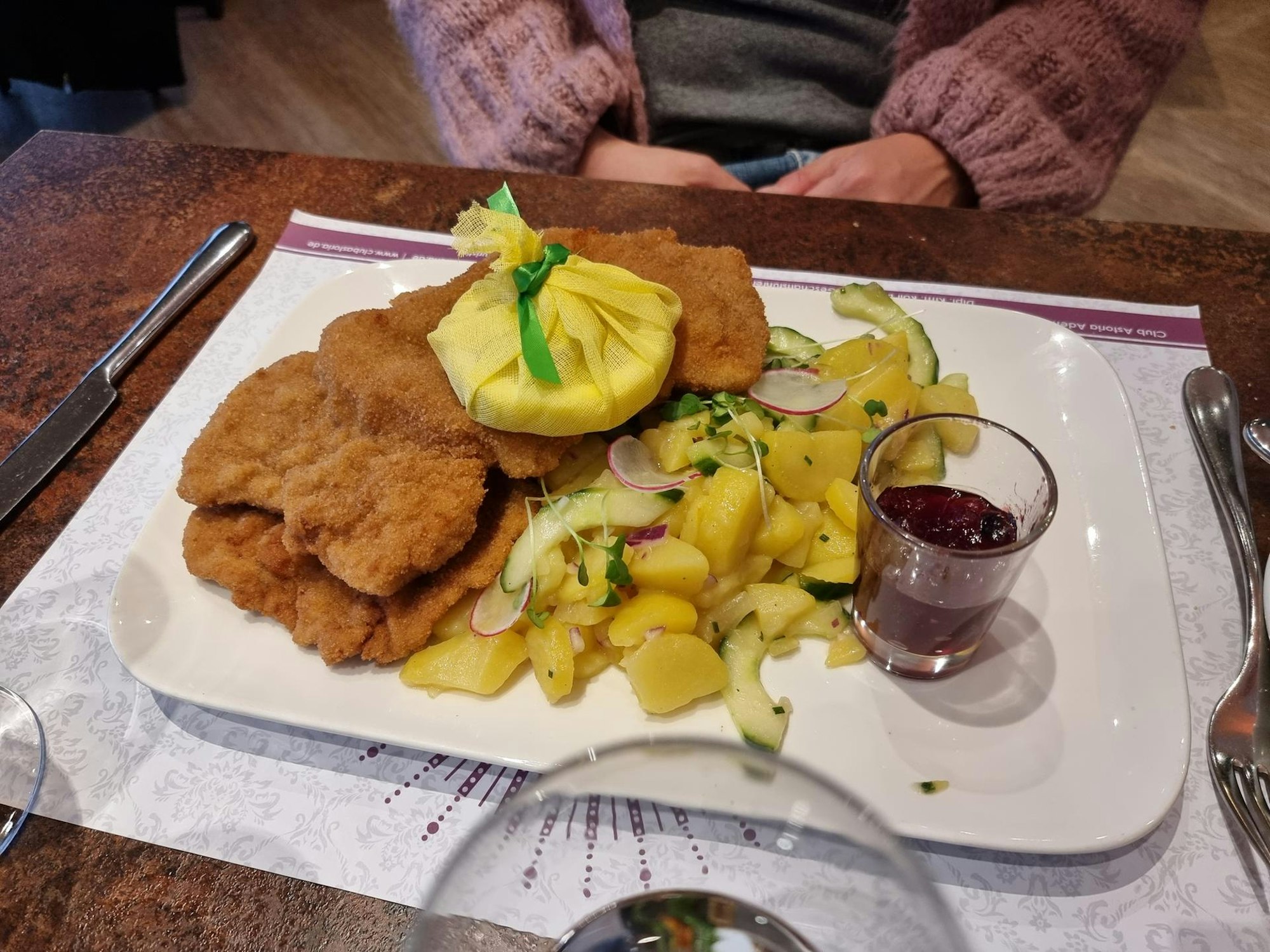 Schnitzel im Club Astoria