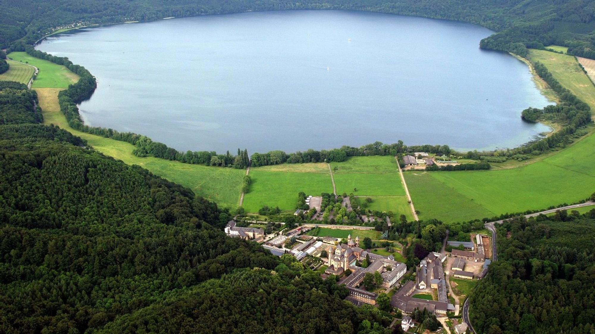 Der Laacher See.