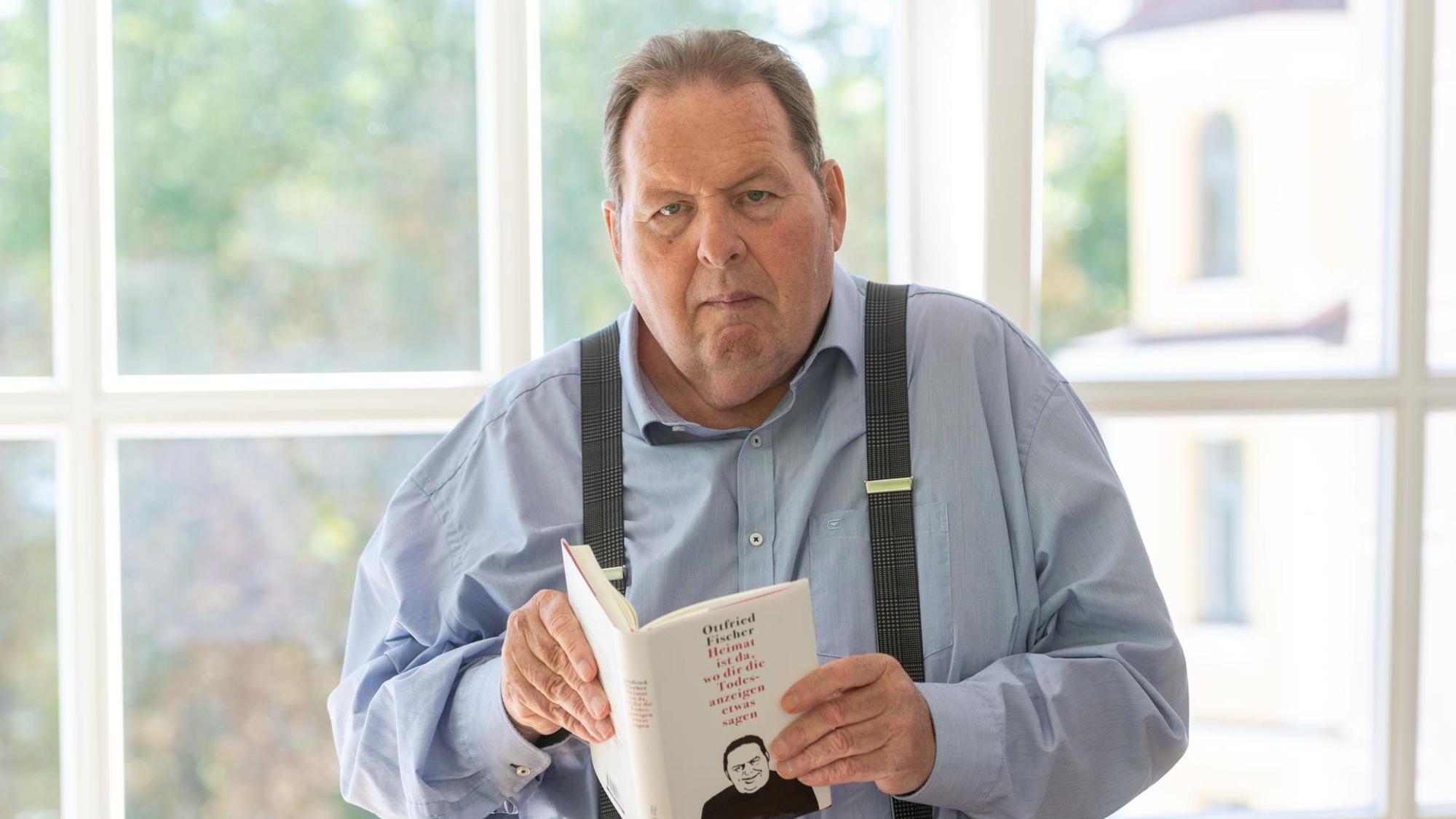 Ottfried Fischer mit seinem Buch.