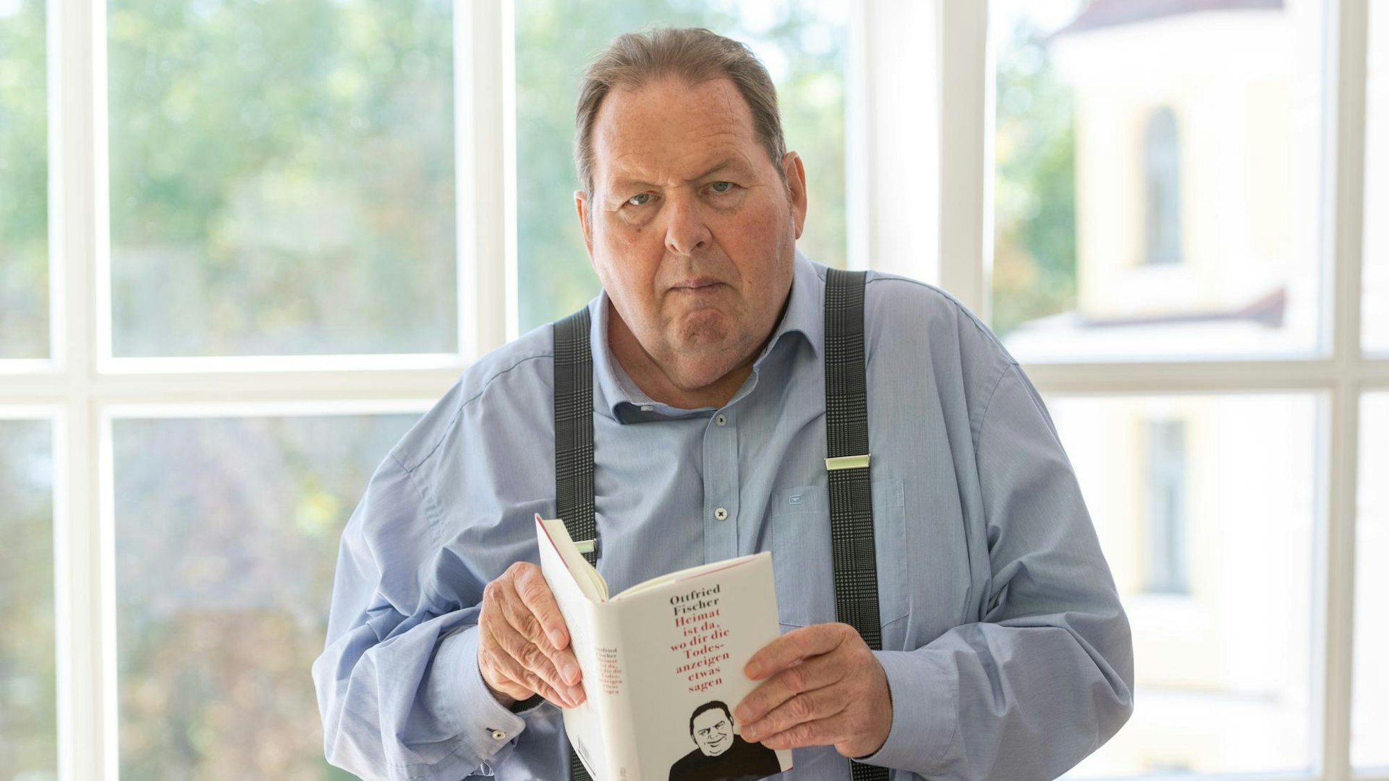 Ottfried Fischer mit seinem Buch.