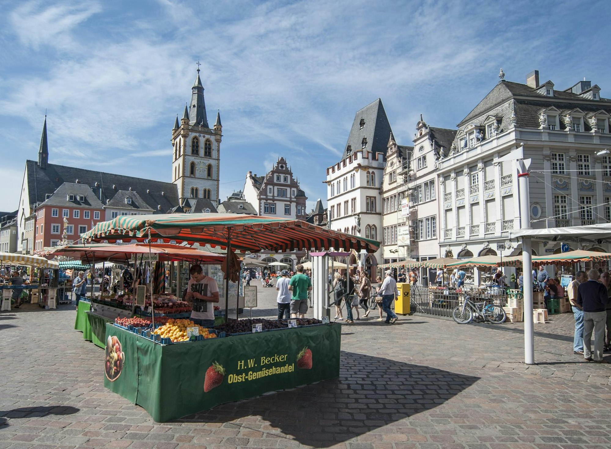 Hauptmarkt, im Hintergrund St. Gangolf