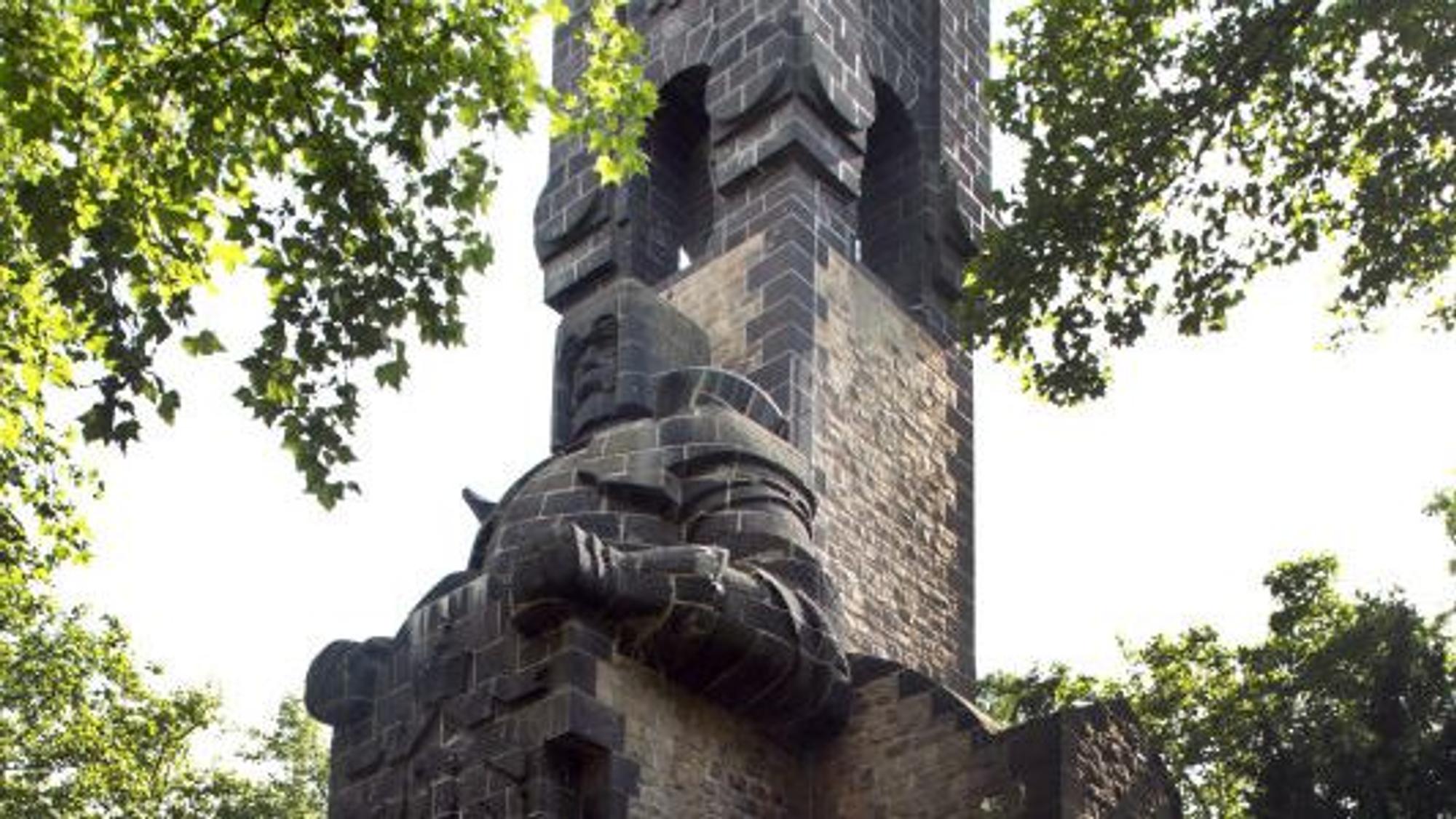 Säule aus Steinen mit einer Statue eines Mannes