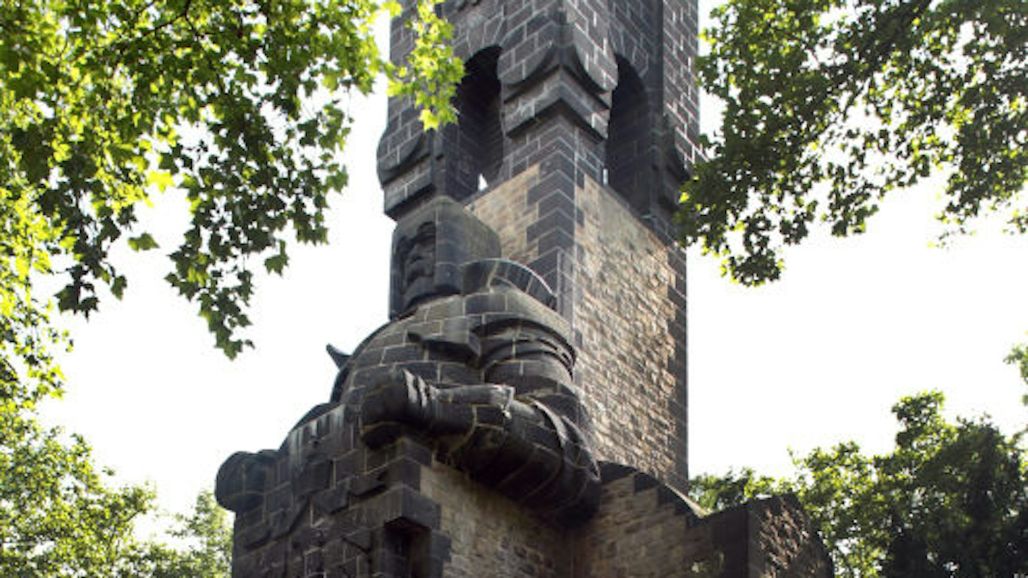 Säule aus Steinen mit einer Statue eines Mannes