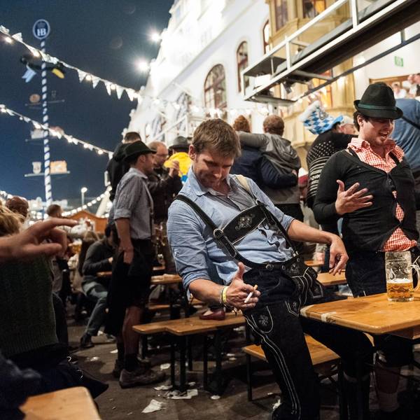 Oktoberfest betrunken tanzen singen