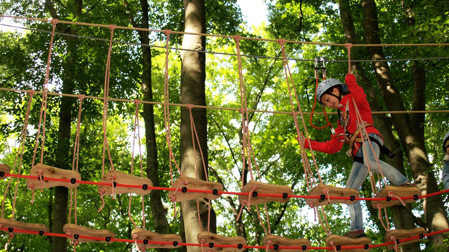 Mädchen im Hochseilgarten und Kletterwald K1.
