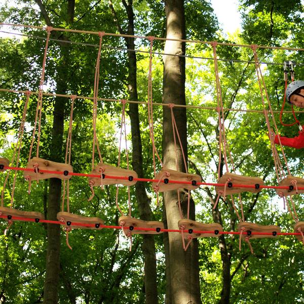 Mädchen im Hochseilgarten und Kletterwald K1.