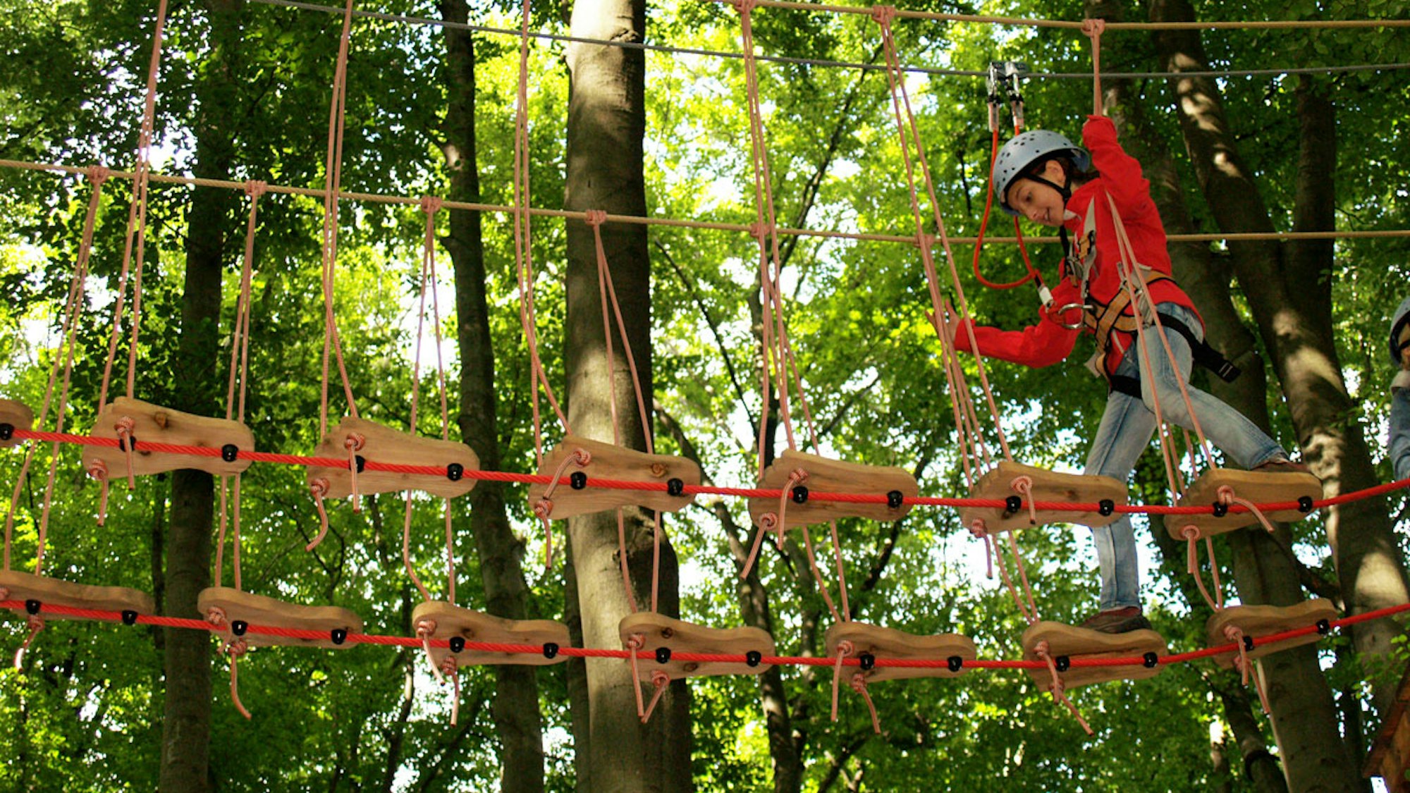 Mädchen im Hochseilgarten und Kletterwald K1.