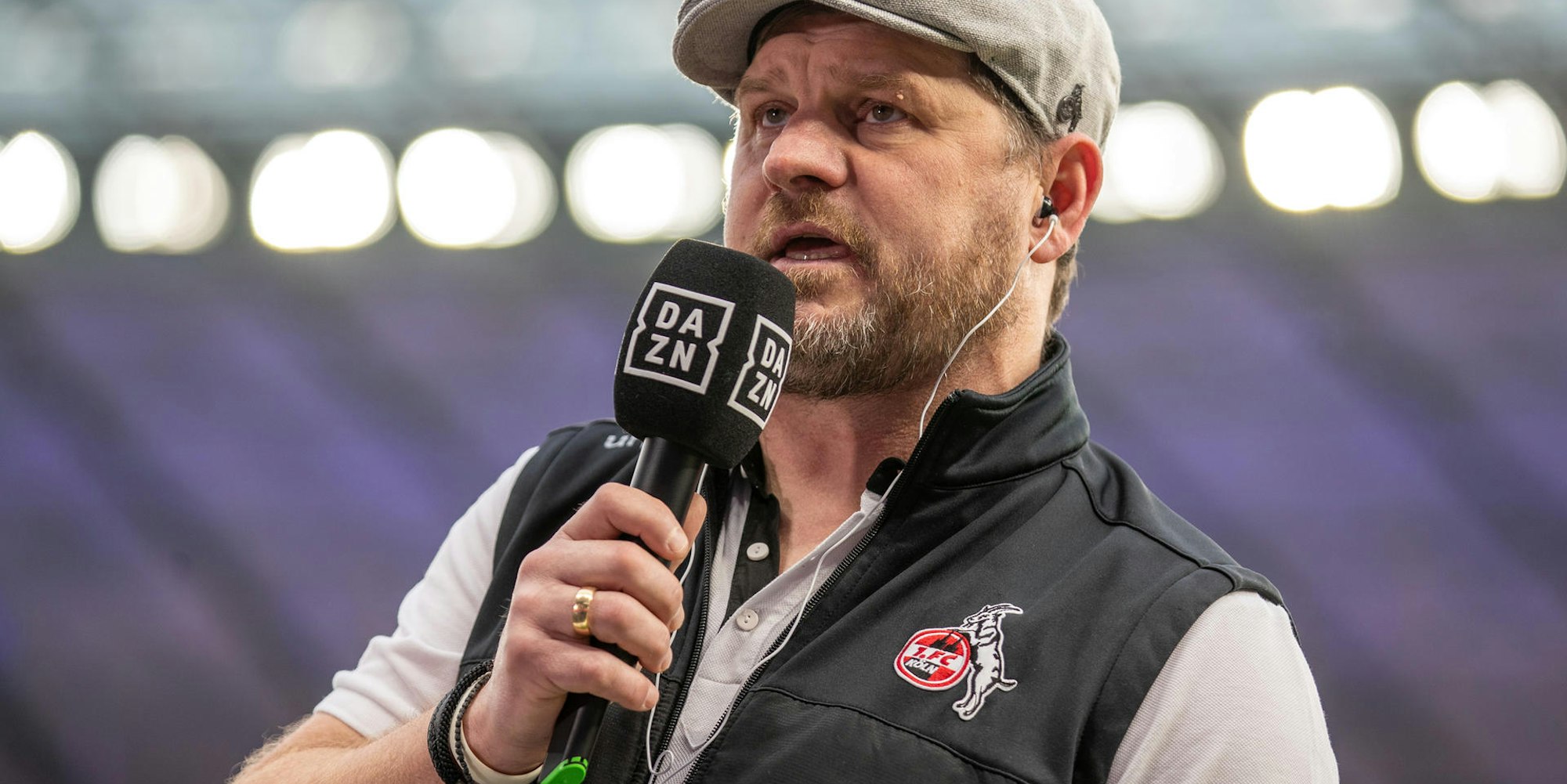 Steffen Baumgart mit DAZN-Mikrofon