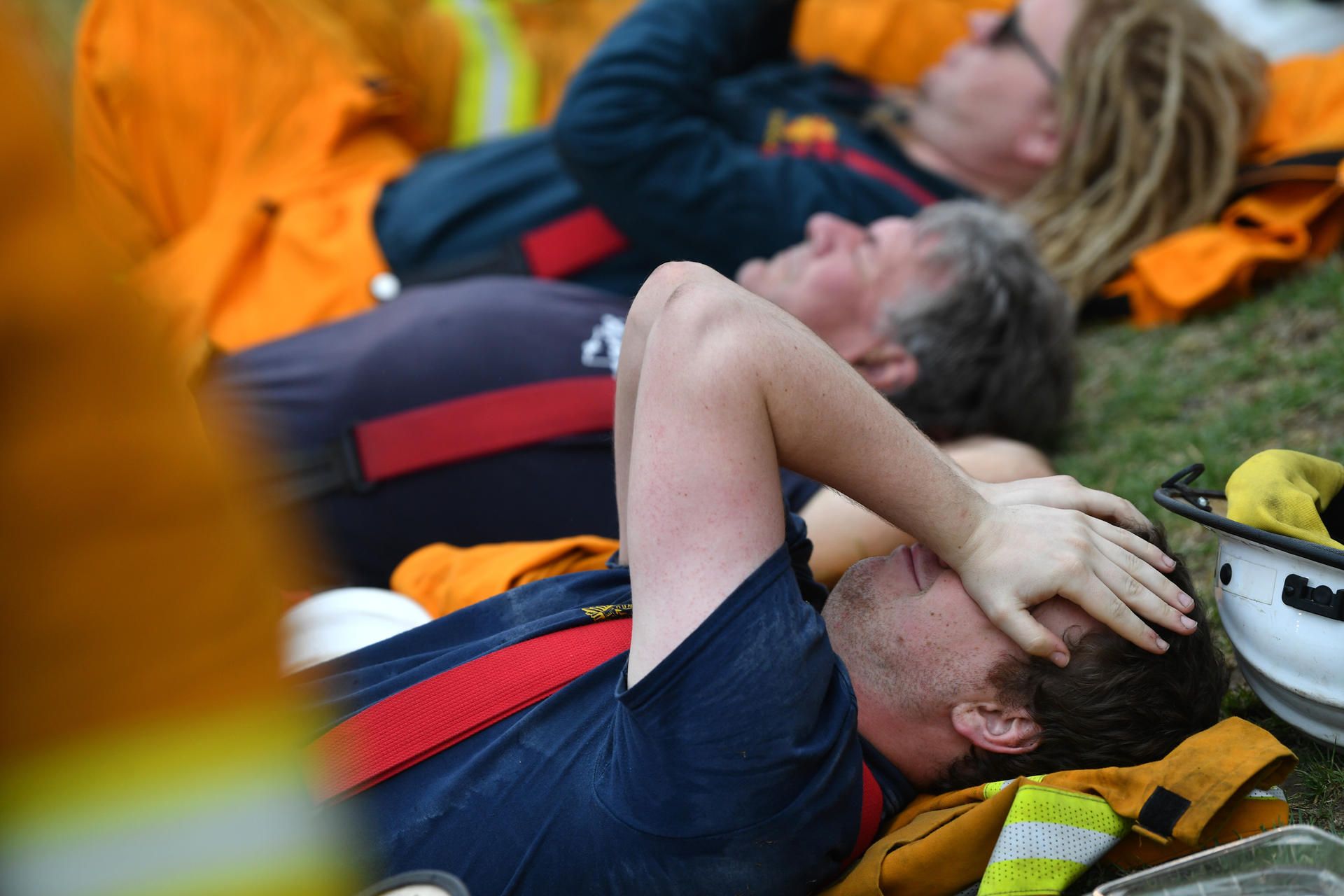 Müde Feuerwehrleute