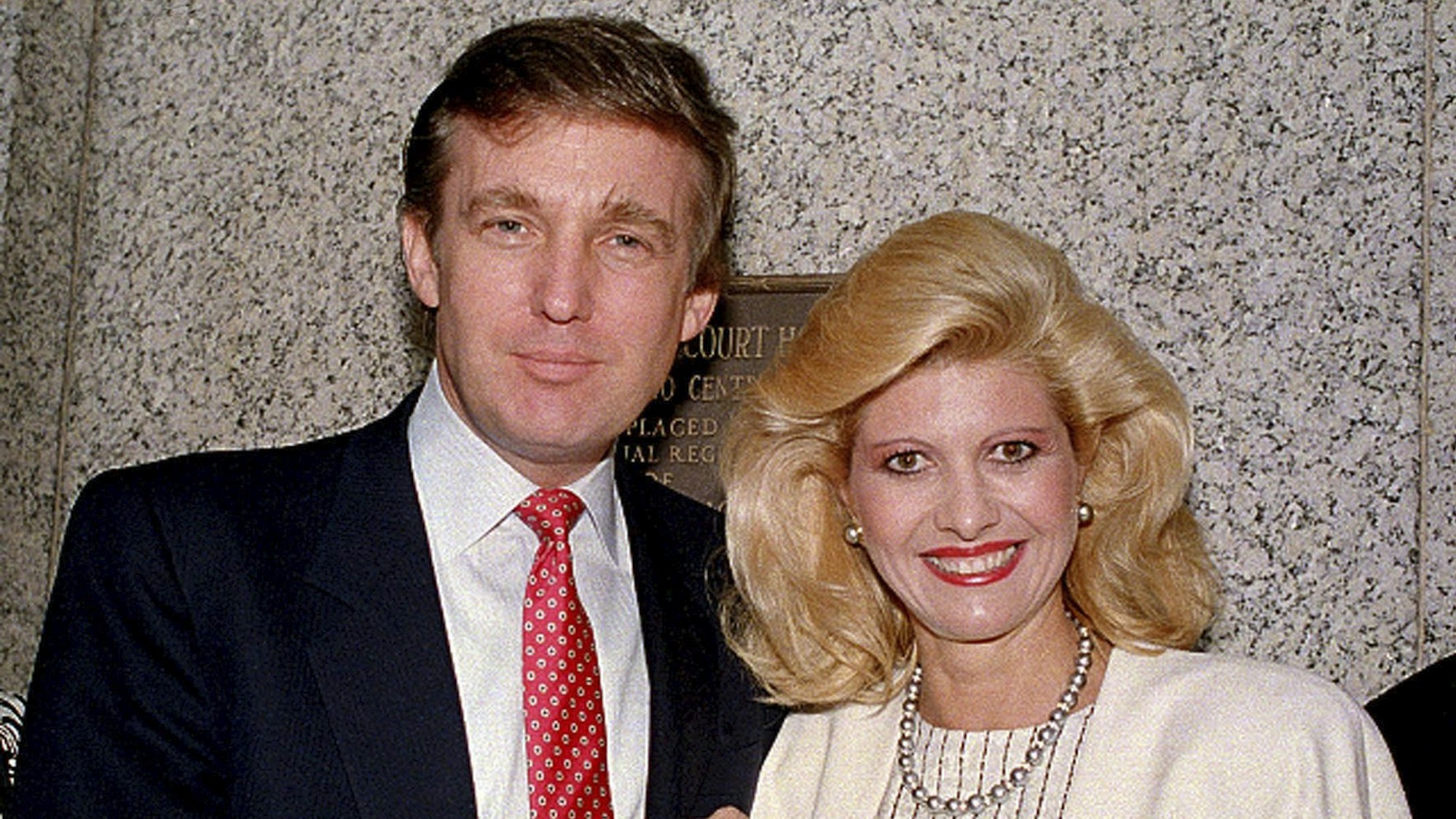 Donald und Ivana Trump schauen in die Kamera.