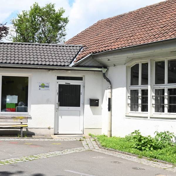 Das Foto zeigt das historische Schulgebäude von Kürten-Eichhof.
