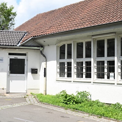 Das Foto zeigt das historische Schulgebäude von Kürten-Eichhof.