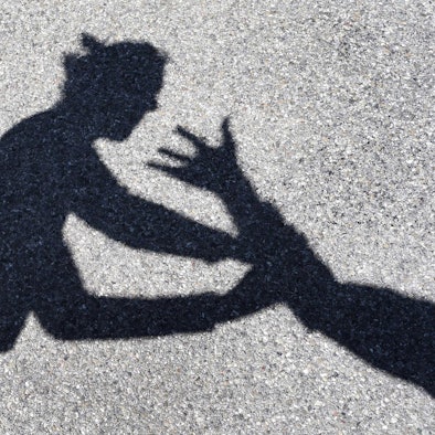 gewalt gegen frauen draußen schatten symbolbild