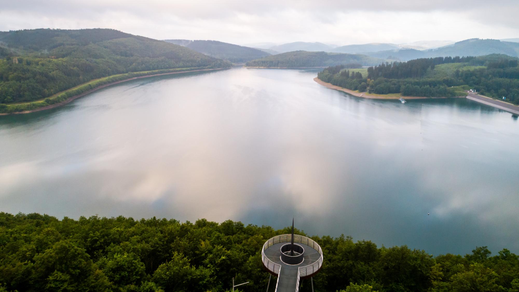 biggesee-in-attendorn-mit-der-aussichtsplattform-biggeblick_ccTourismusNRW e.V._1