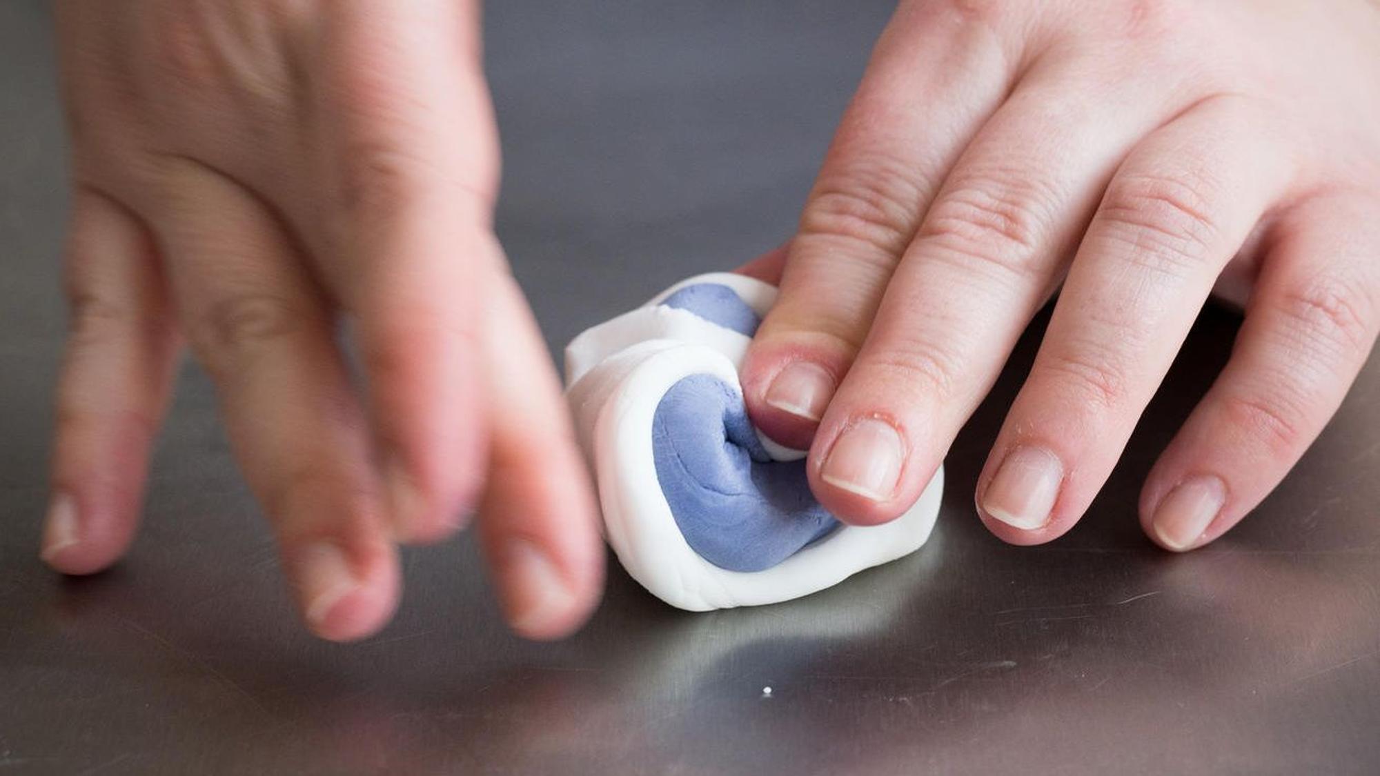 Ein Fondant-Teig wird geknetet