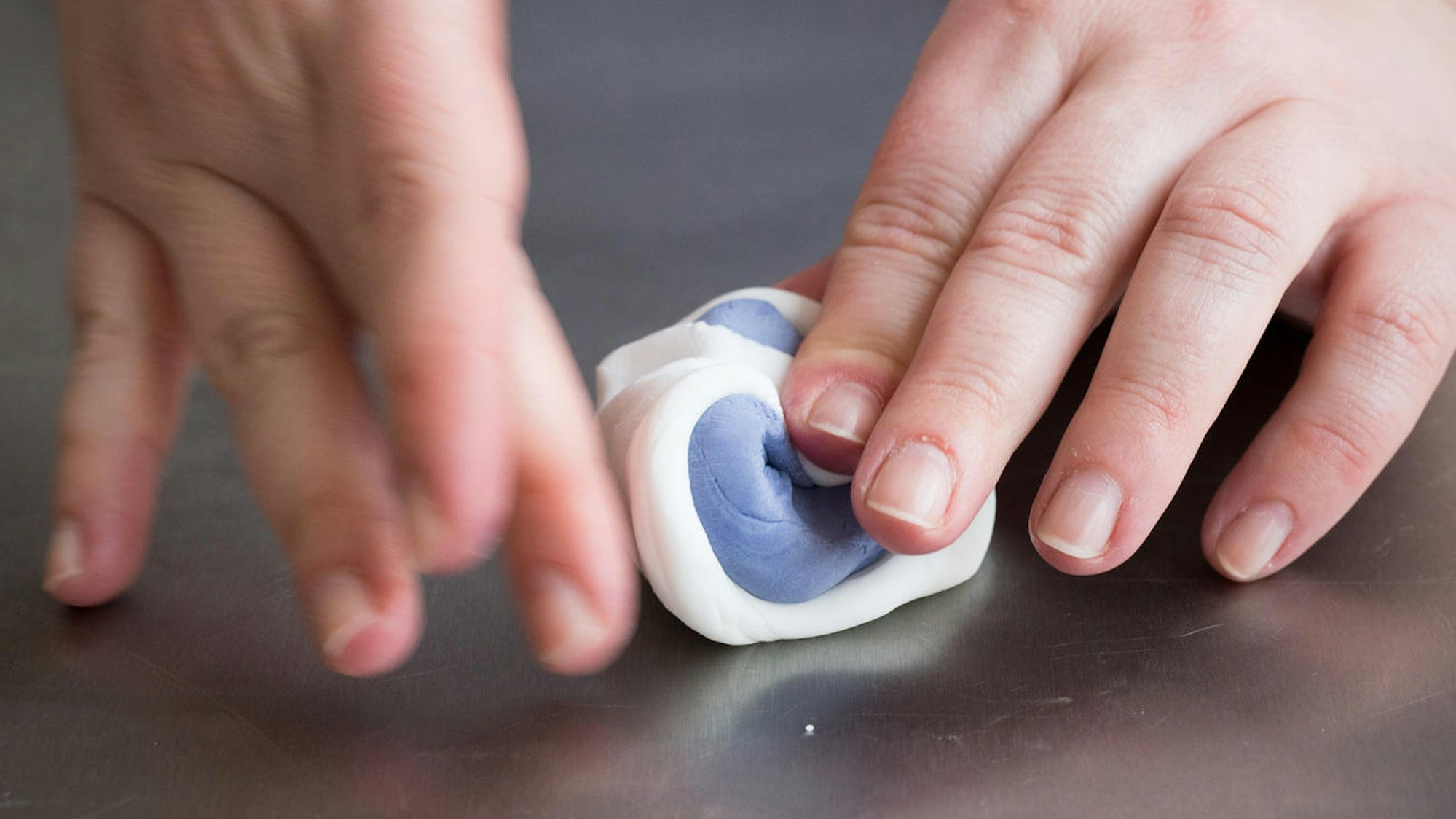 Ein Fondant-Teig wird geknetet