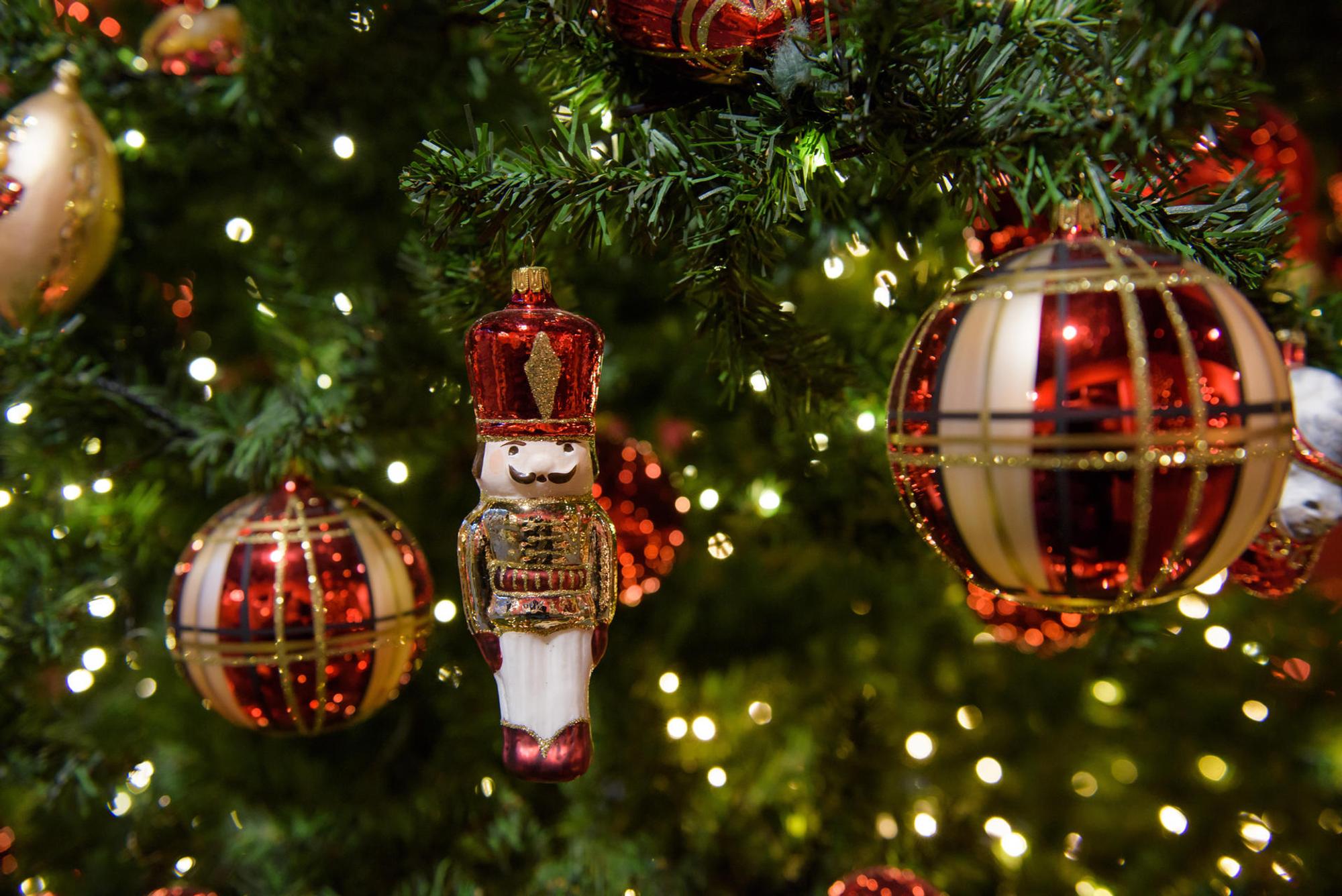 WEihnachten Kugeln, Symbol dpa
