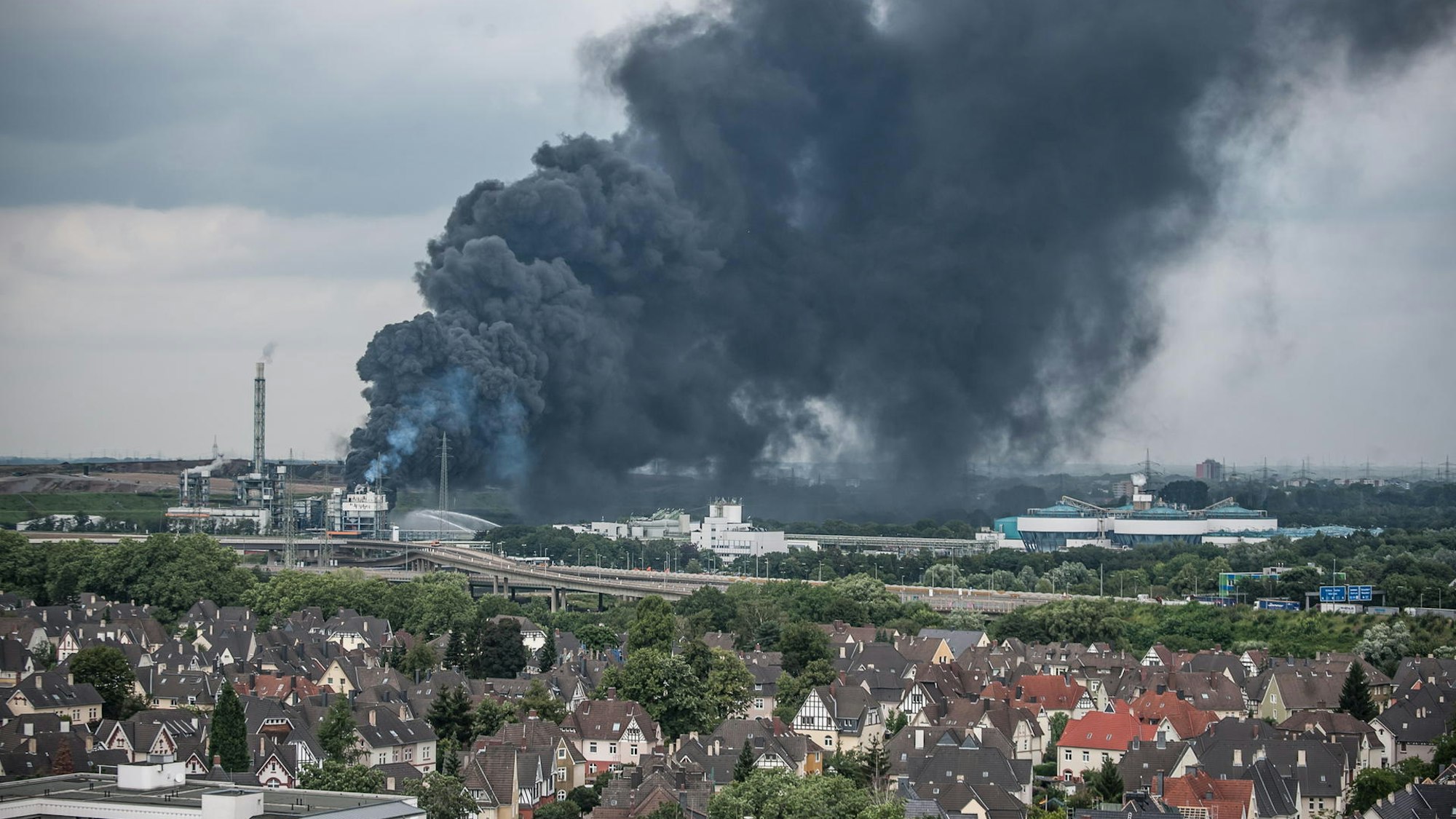 Dichter Raum über Leverkusen am 27. Juli 2021