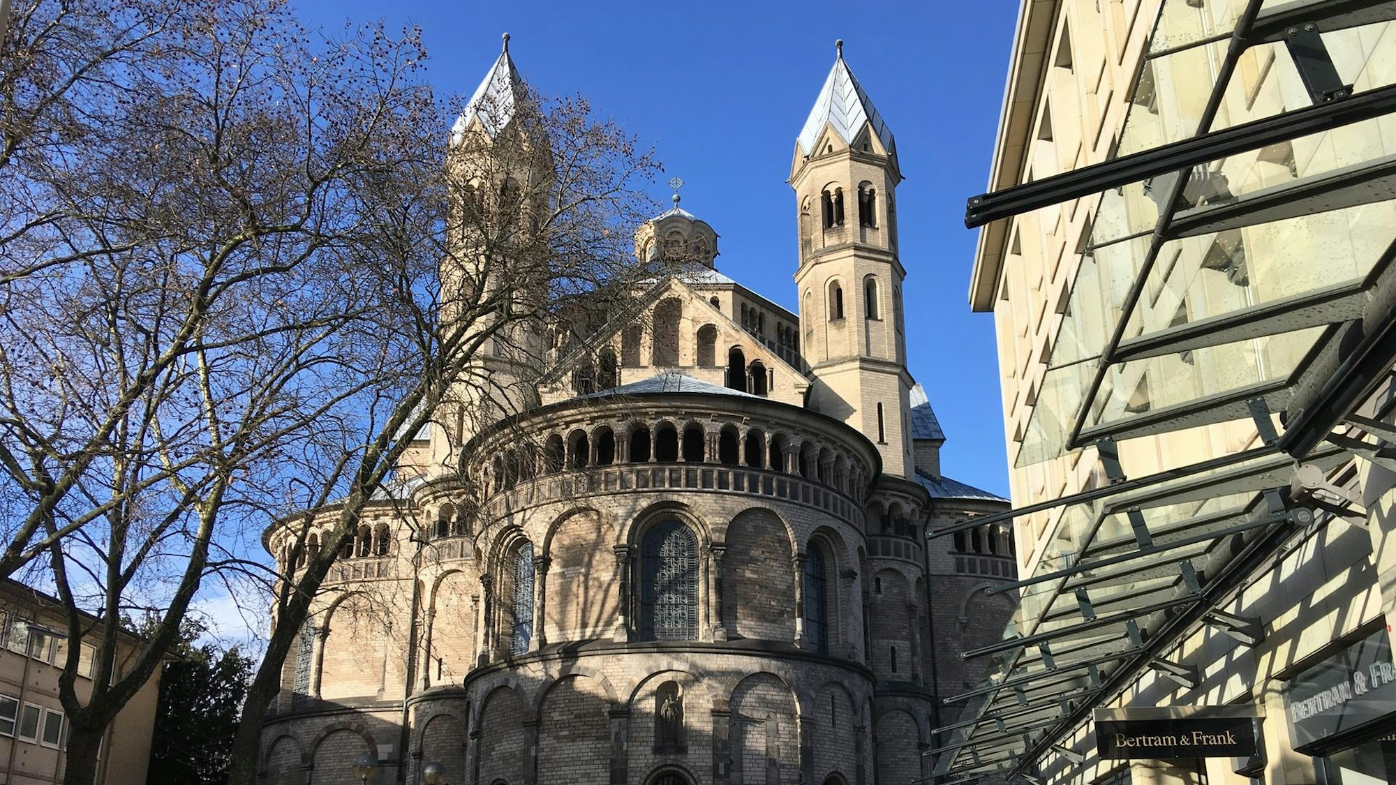 romanische Kirche mit zwei Türmen.