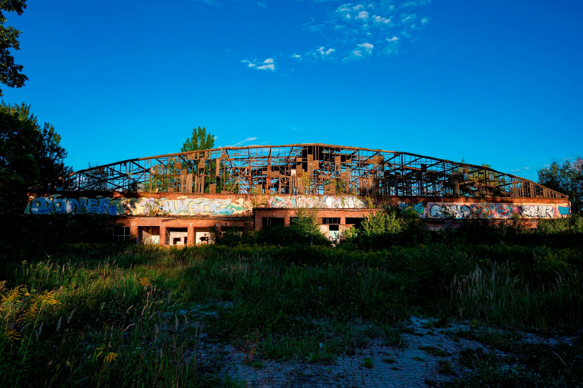 Ein verrosteter, auf das Graffitis gesprüht wurde.