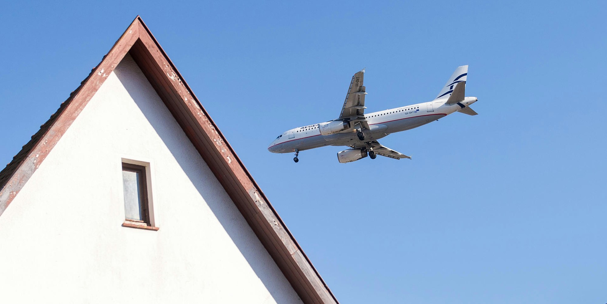 DPA_Flugzeug über Haus