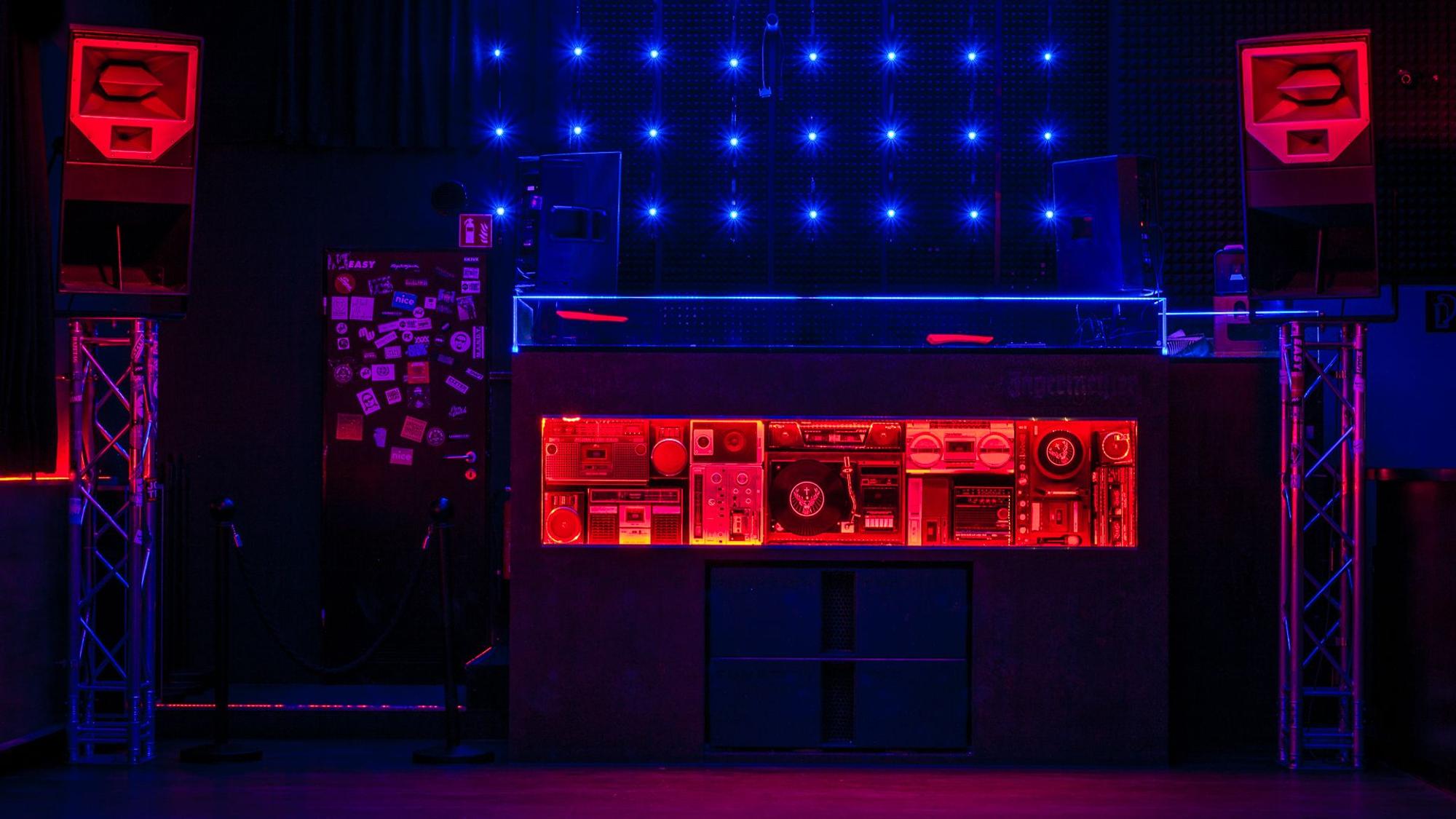 DJ-Pult in einem dunklen Club