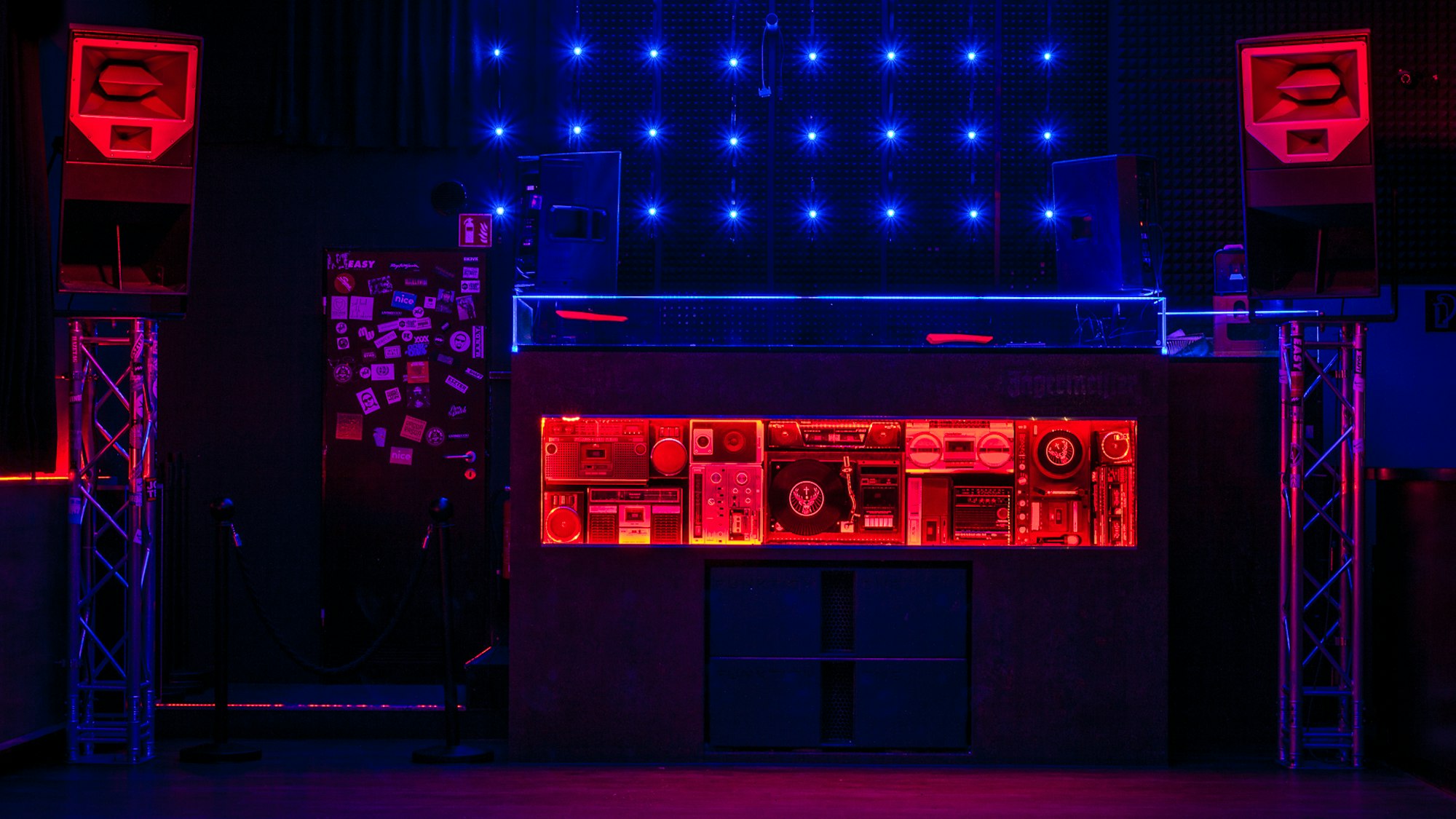 DJ-Pult in einem dunklen Club