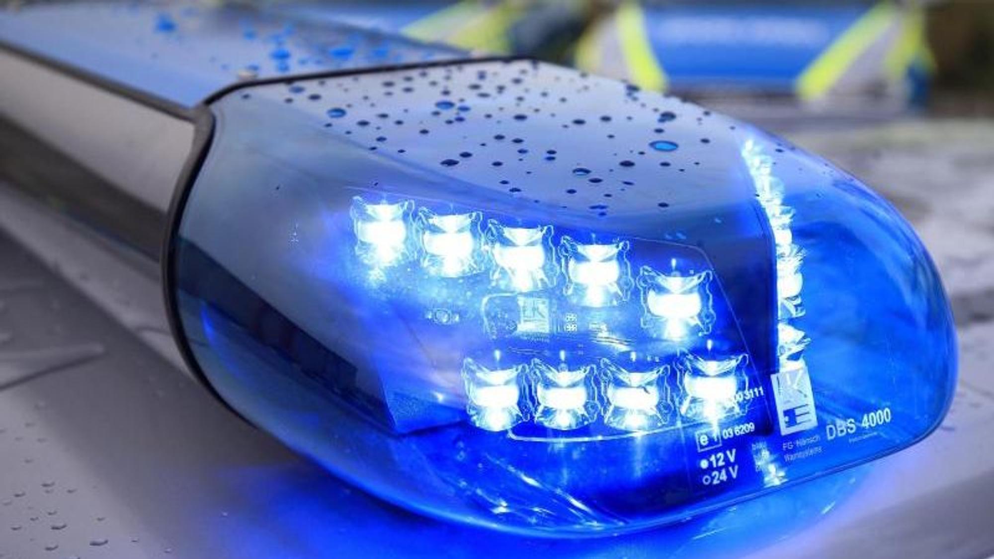 Das Bild zeigt ein Blaulicht der Polizei.