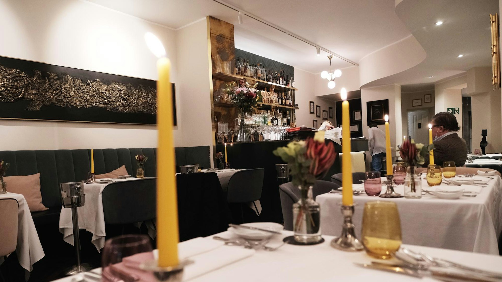 Das La Societe von innen mit fein gedeckten Tischen