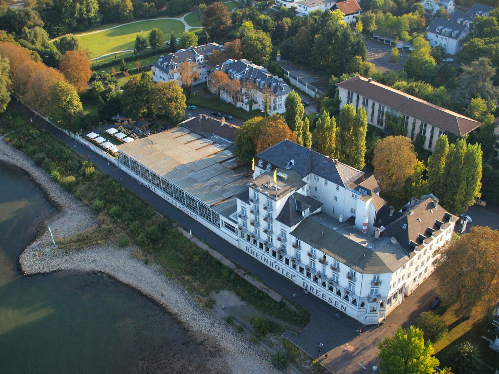 Bonn,_Rheinhotel_Dreesen_Wiki_CC3.0_Wolkenkratzer