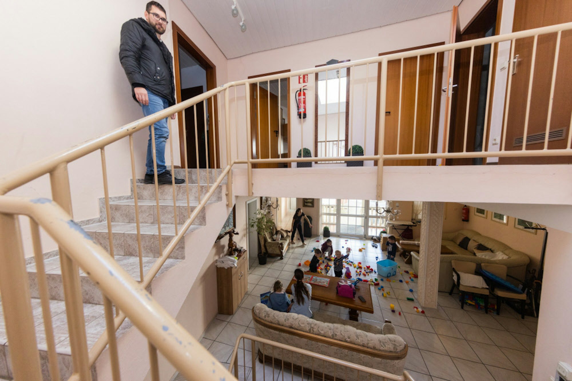 Jakob Dück zeigt die Herberge des christlichen Hilfswerks