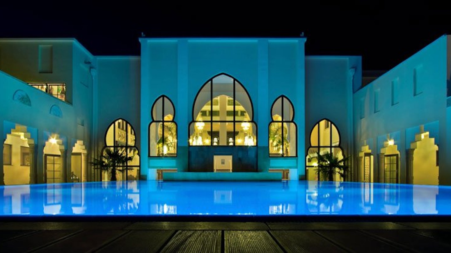 Abendansicht des indischen Außenbereiches im Meditarena mit Pool.