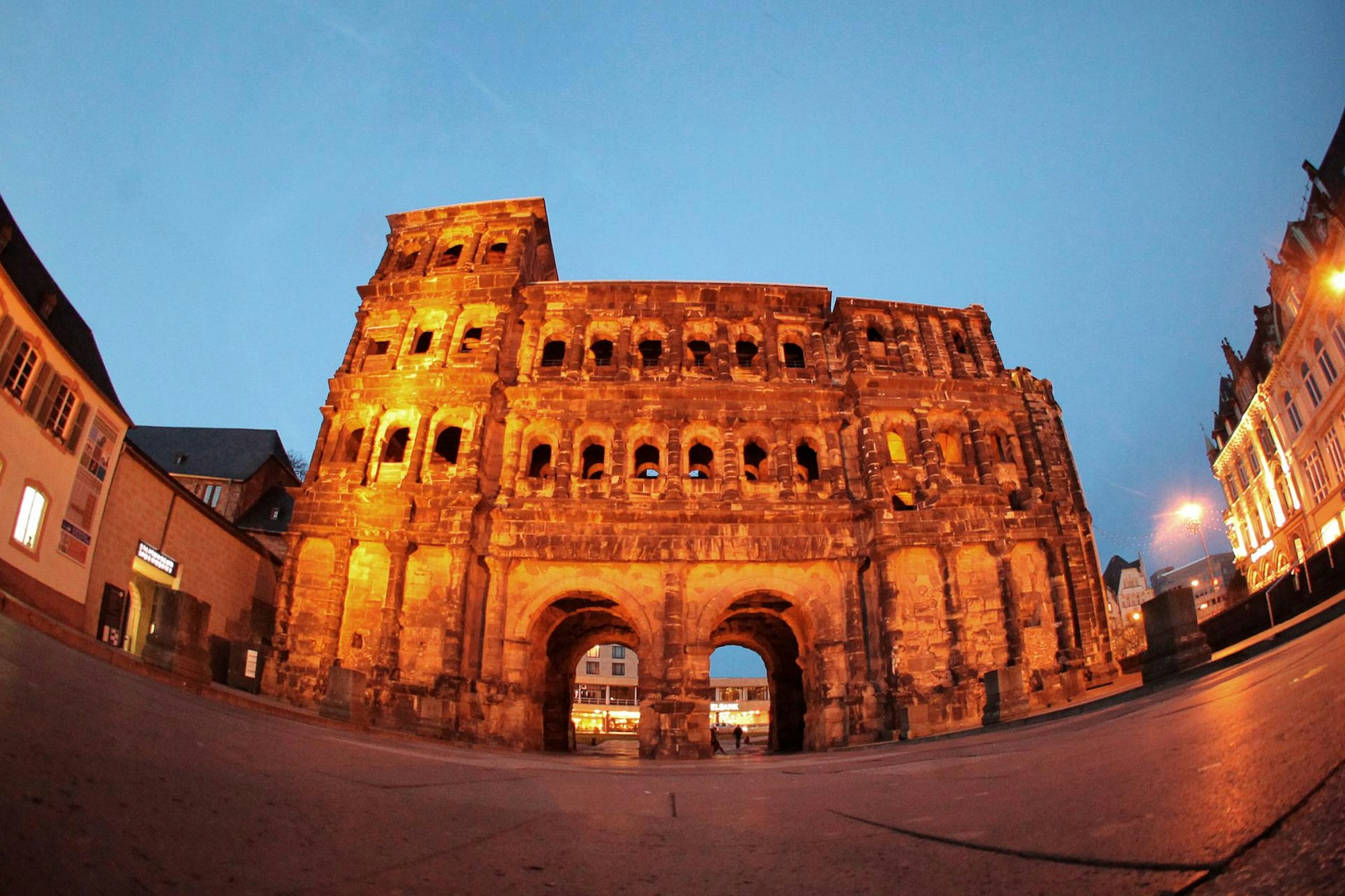 porta nigra trier erleuchtet