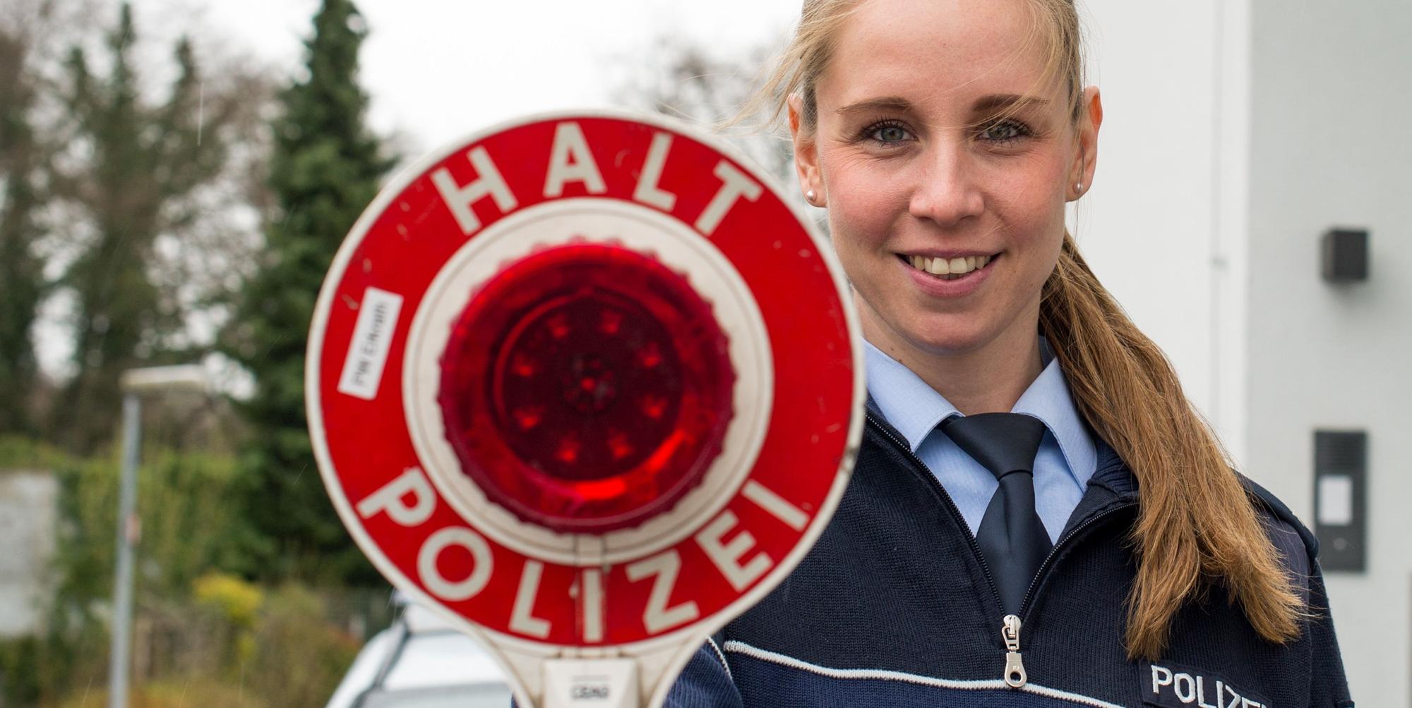 Polizistin Ann-Kathrin Richter mit Haltekelle