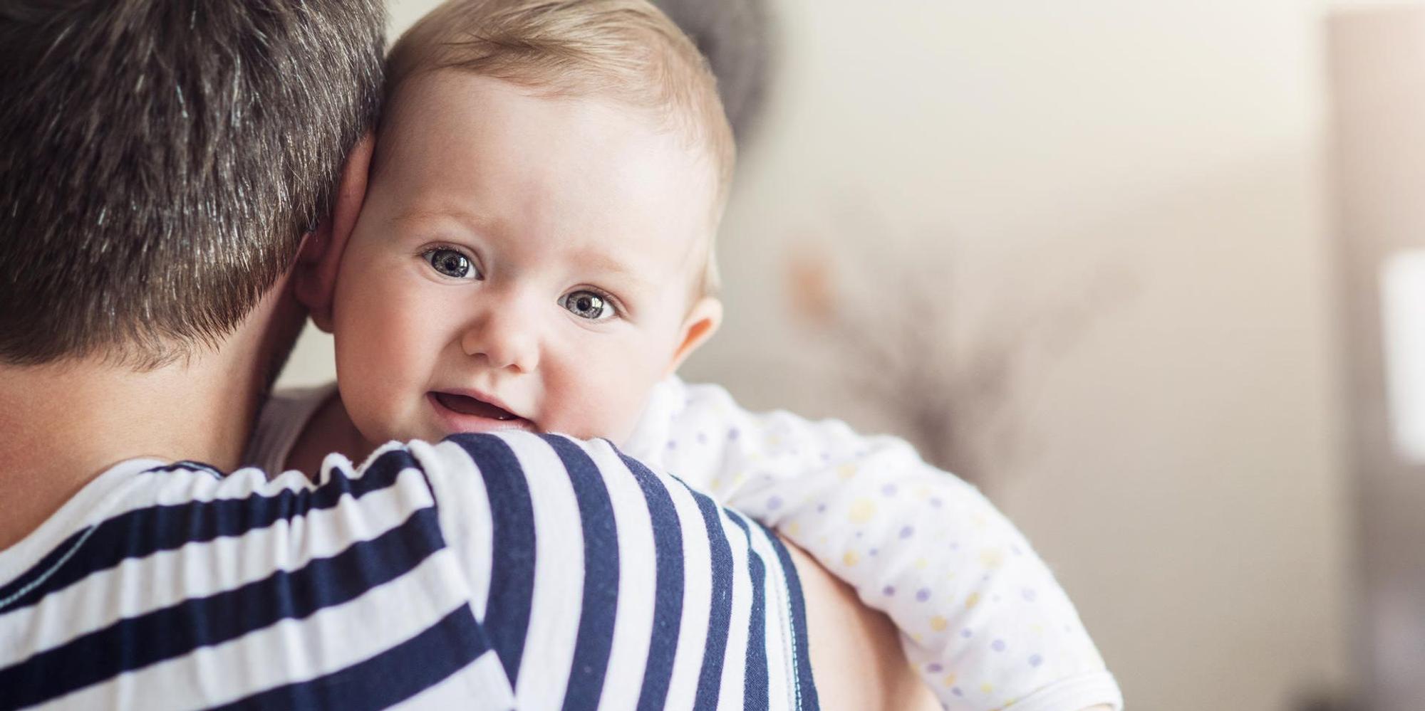 vater mit Baby
