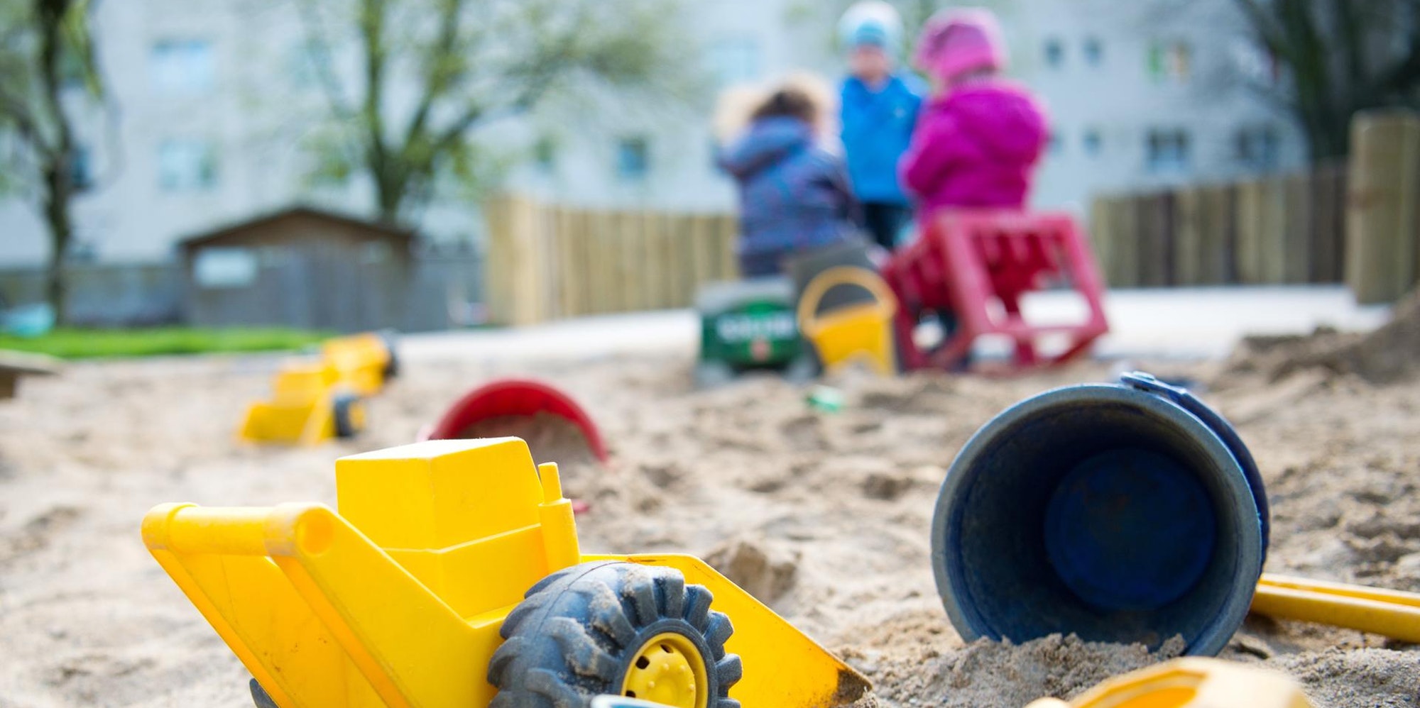 Kinder spielen im Sandkasten einer Kita
