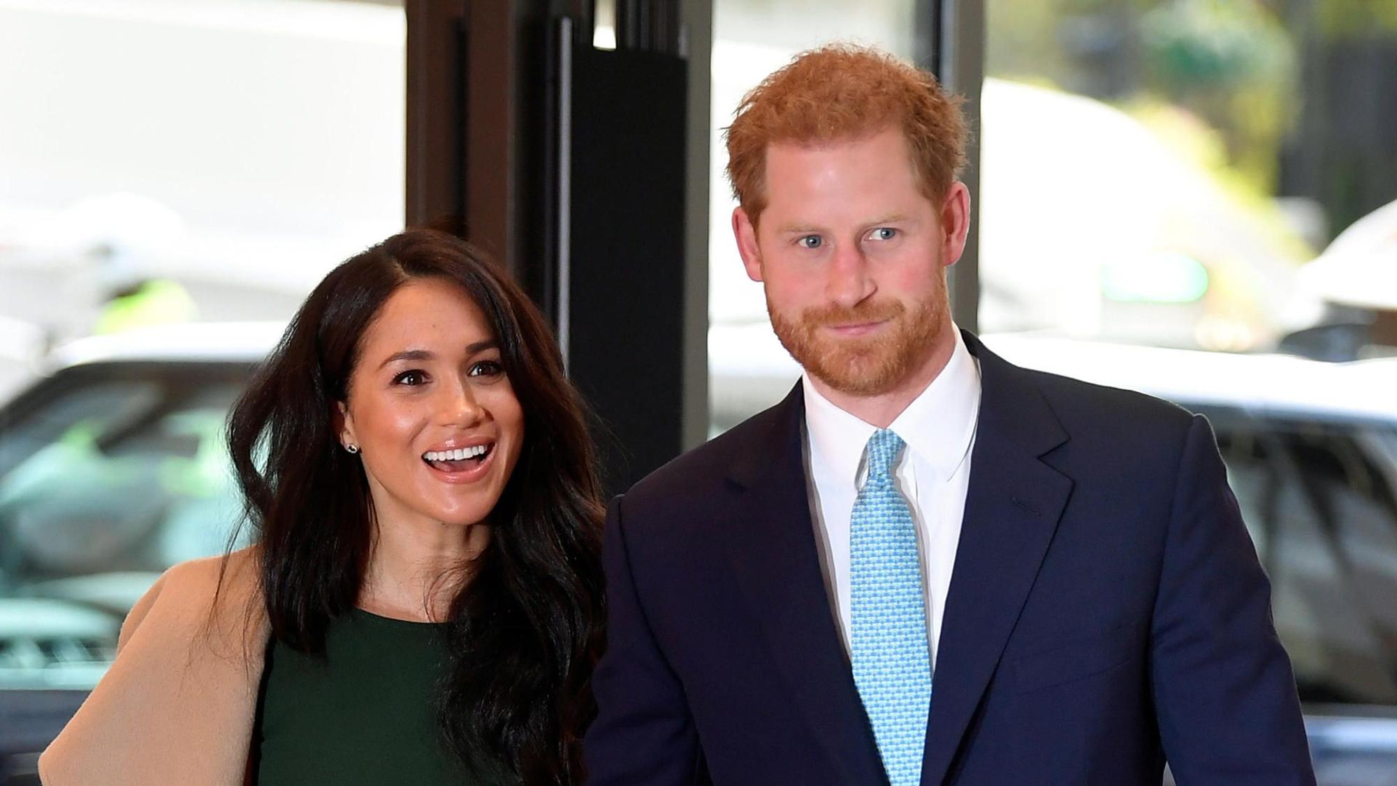 Herzogin Meghan und Prinz Harry posieren.