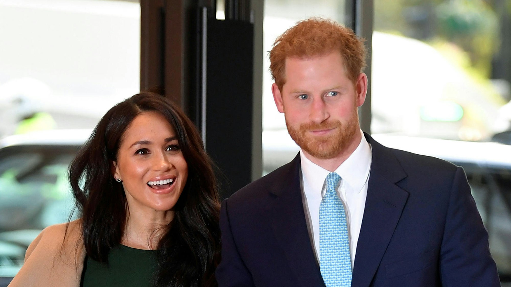 Meghan und Harry kommen zu einem Termin.